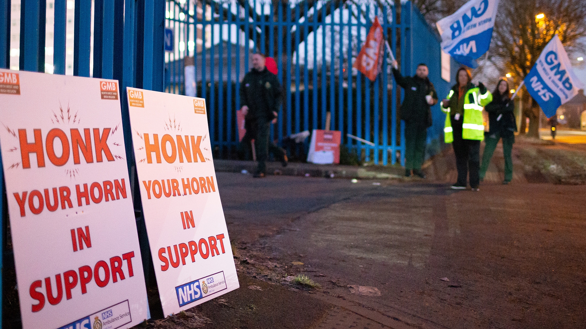 Pflegekräfte in Großbritannien halten Plakate während eines Streiks. | EPA