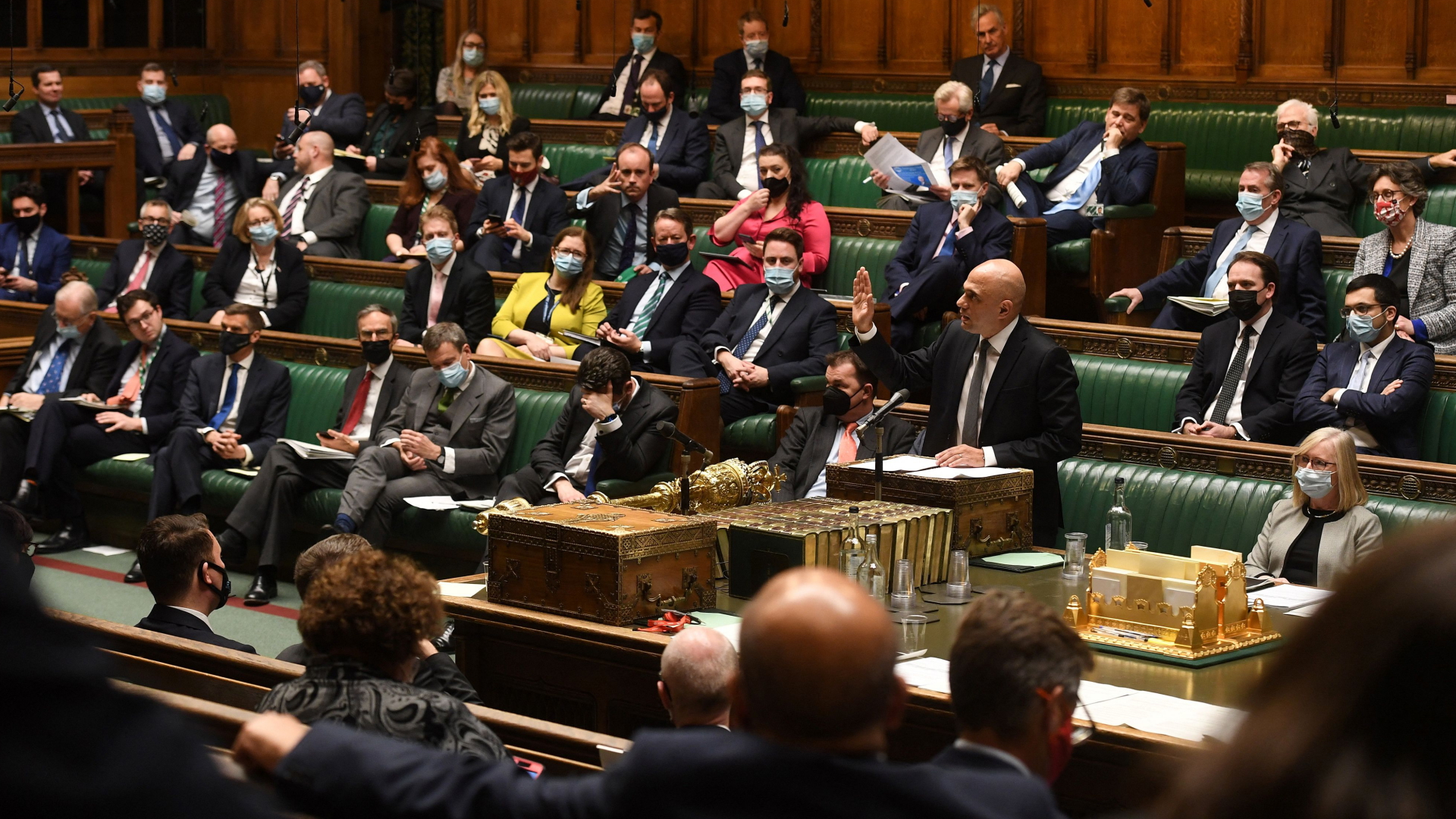 Das britische Unterhaus tagt Mitte Dezember 2021. Die Abgeordneten auf den Bänken tragen Corona-Schutzmasken. | AFP