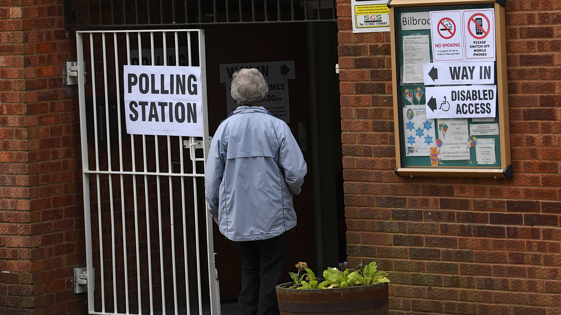 Eine Frau betritt ein Wahllokal in Featherstone/Großbritannien | AFP