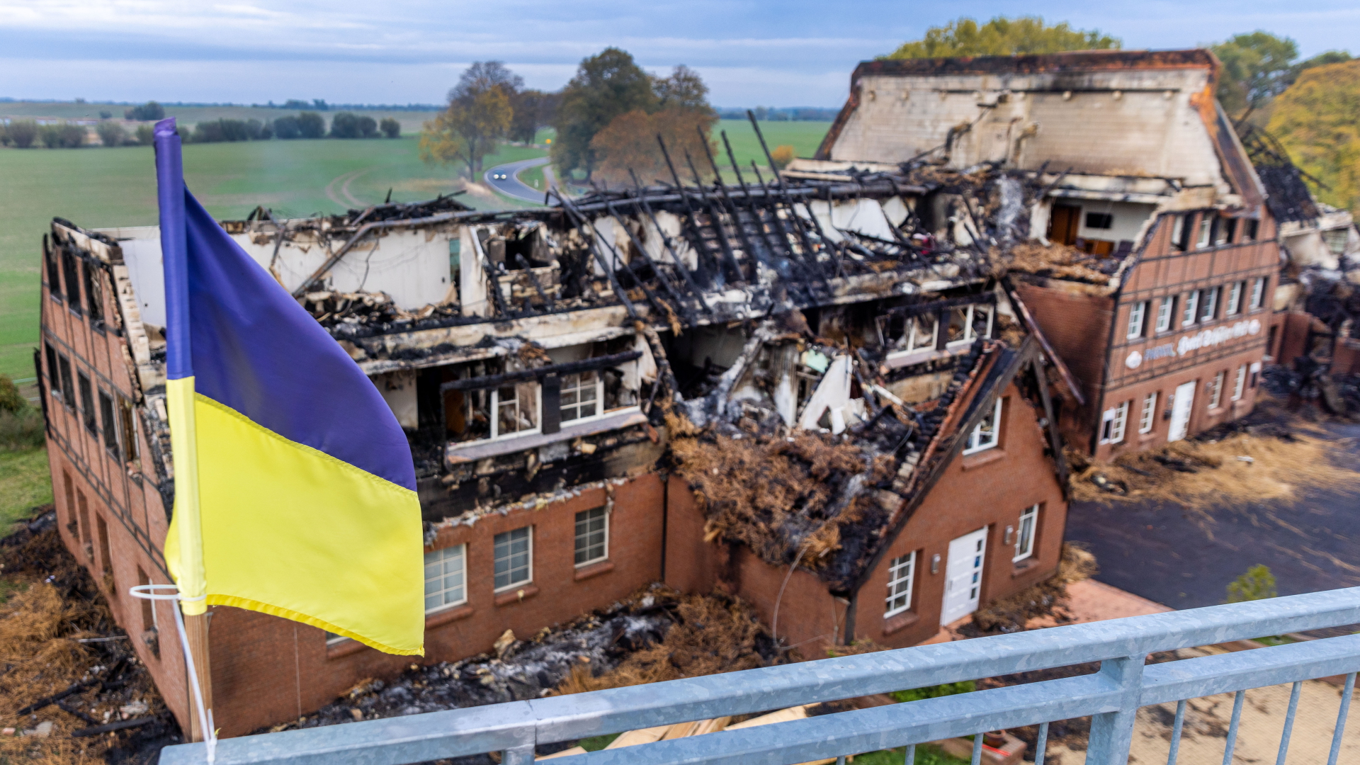 Reste des abgebrannten Hotelgebäudes in Groß Strömkendorf, in dem Flüchtlinge aus der Ukraine untergebracht waren | dpa