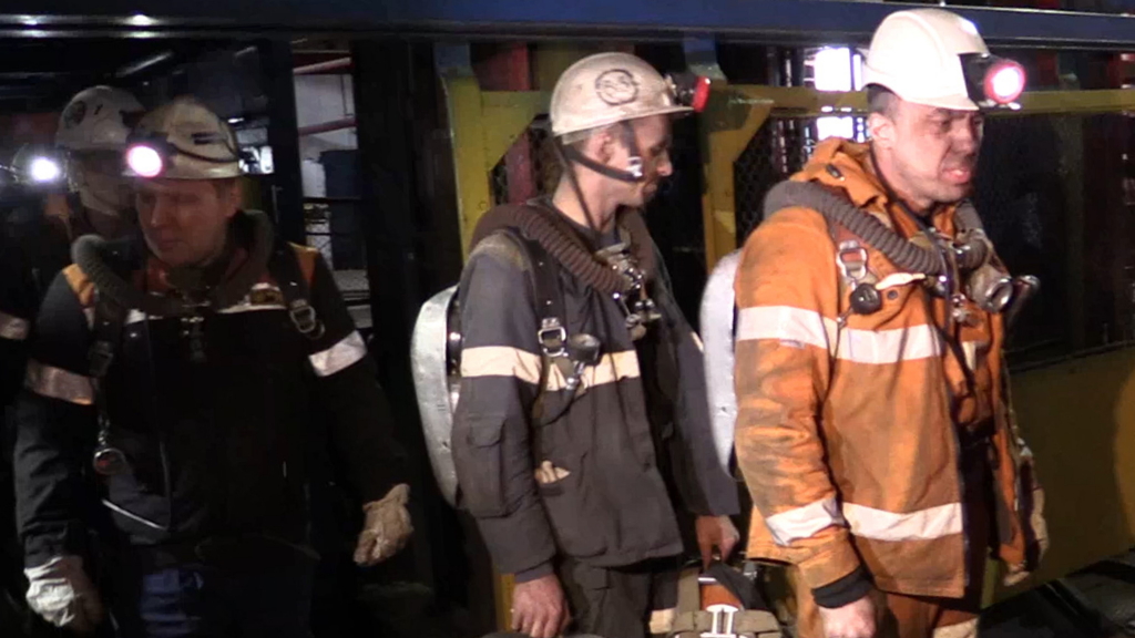 Rettungskräfte verlassen mit enttäuschtem Gesicht die betroffene Mine in Workuta.