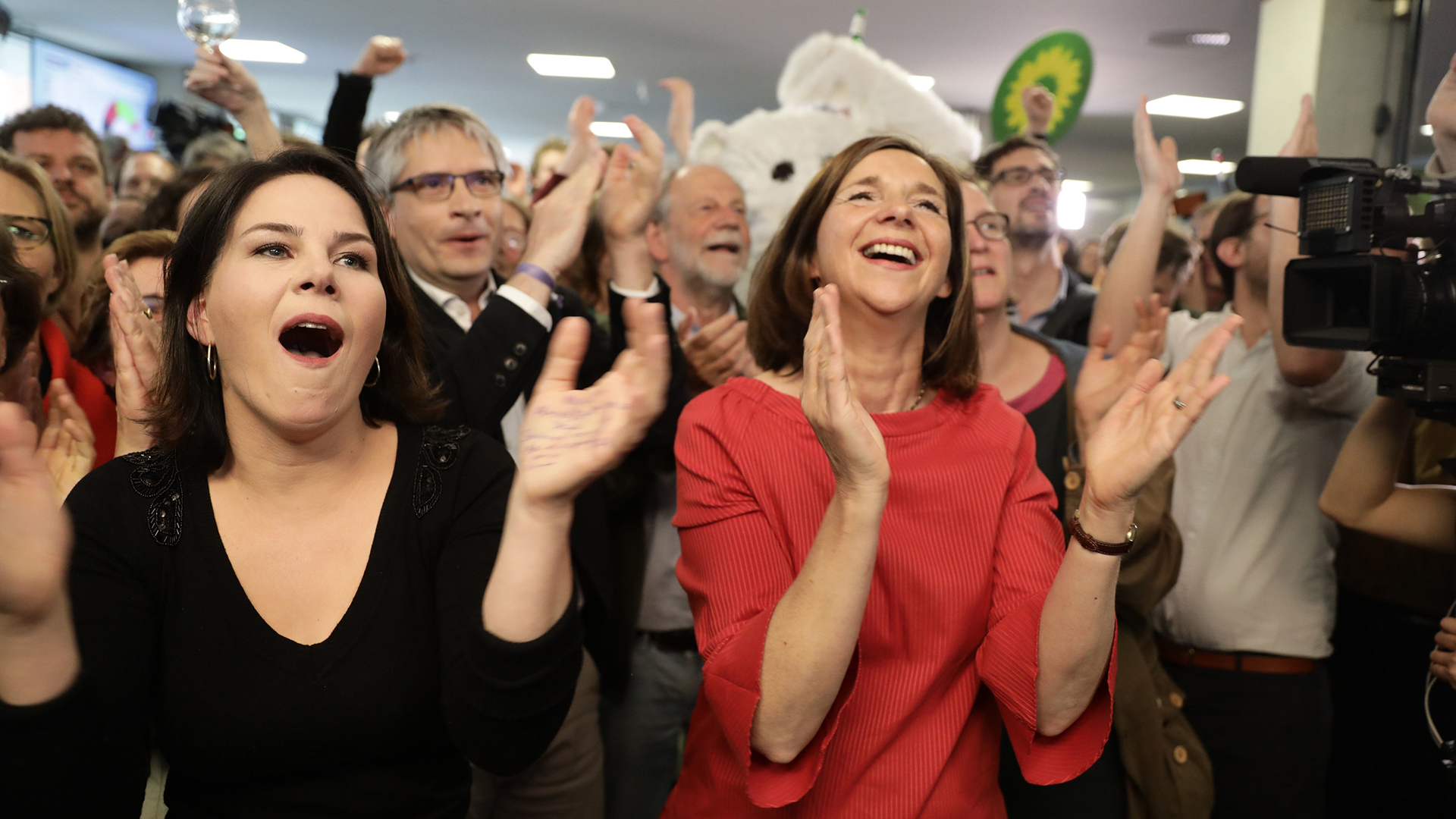 Annalena Baerbock (L), Grünen-Vorsitzende, und Katrin Göring-Eckard, Grünen-Fraktionschefin, jubeln nach der Bekanngabe der ersten Prognose für die Europawahl.