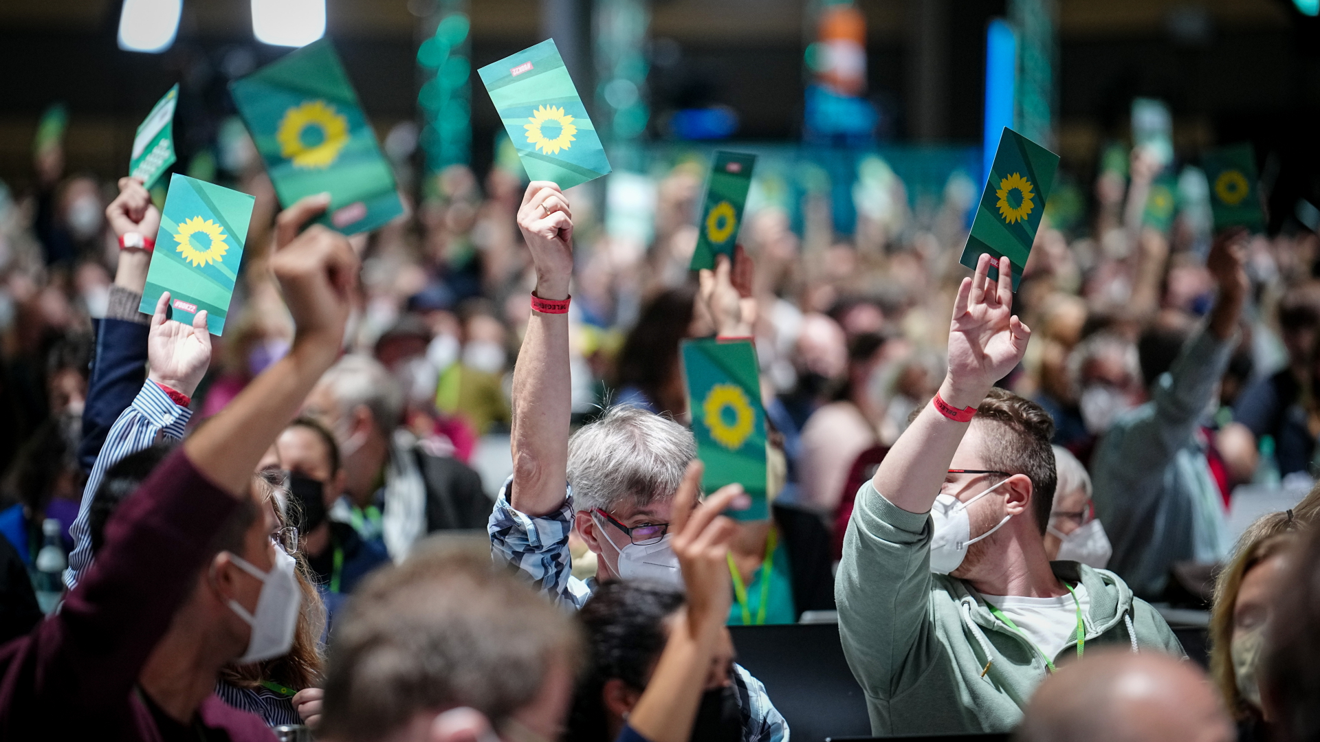 Delegierte beim Bundesparteitag der Grünen halten Stimmzettel in die Höhe | dpa