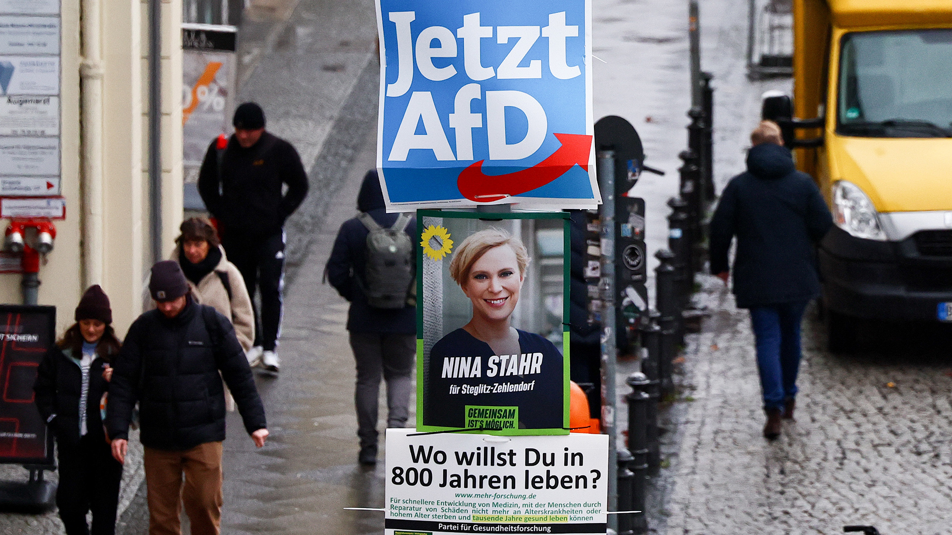 Wahlplakate der AfD und der Grünen hängen an einer Straßenlaterne.