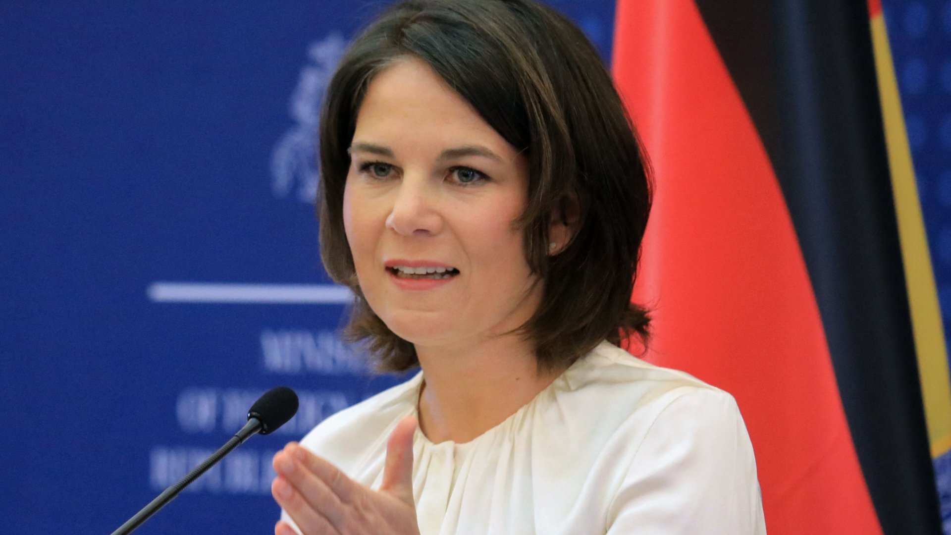 Bundesaußenministerin Annalena Baerbock äußert sich im April 2022 in Vilnius vor der Presse.