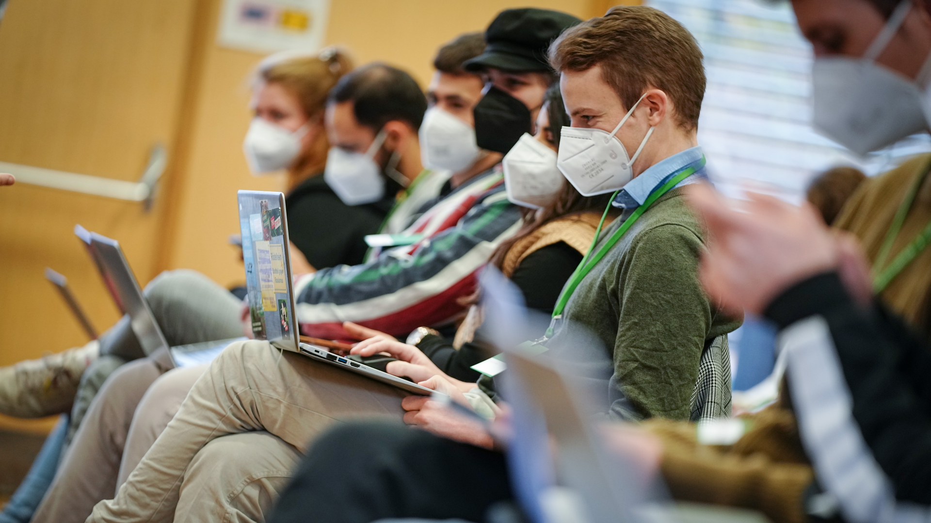 Delegierte blicken beim Länderrat der Grünen Jugend mit FFP2-Masken geschützt auf ihre Laptops. | dpa