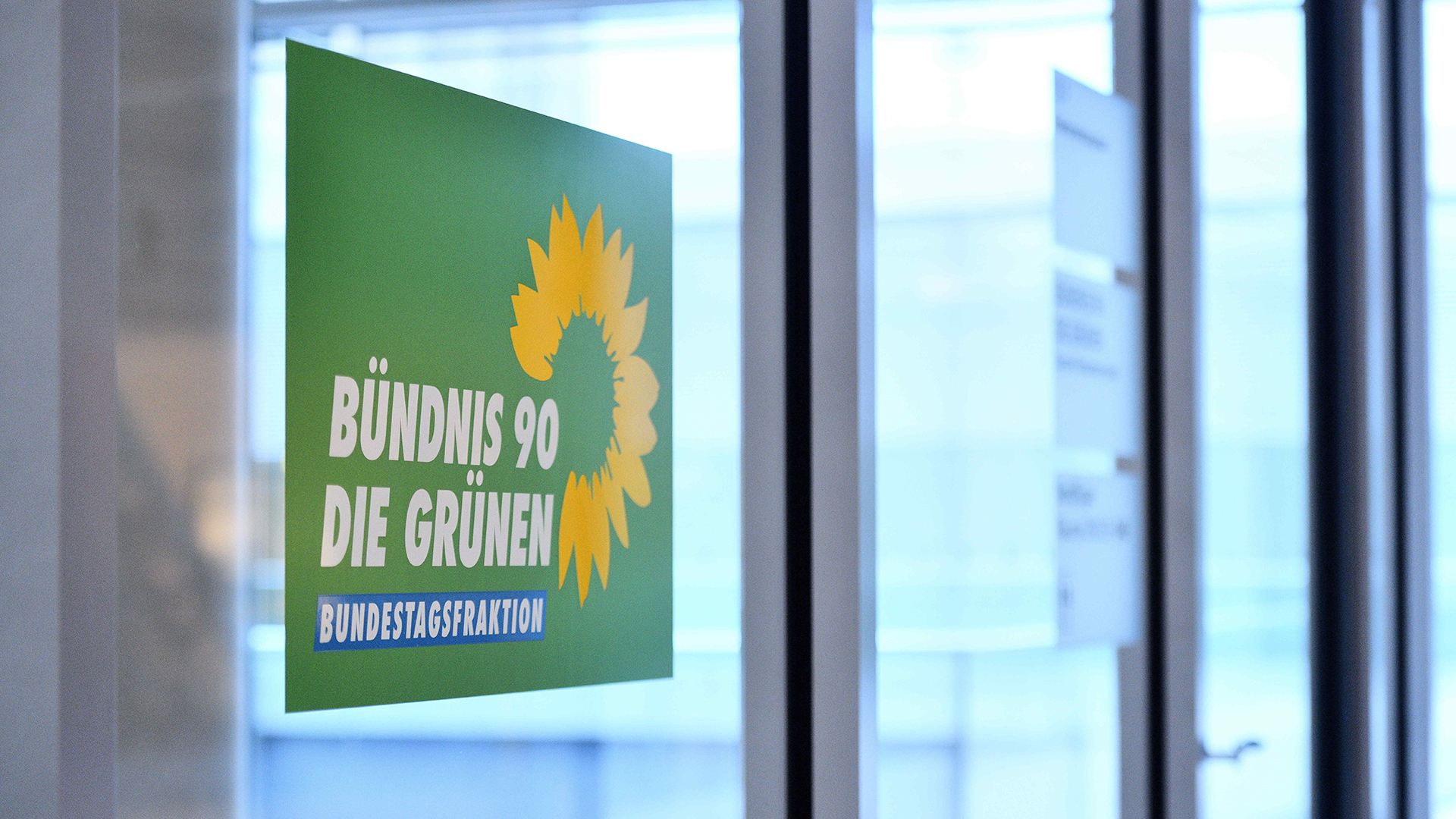 Tür von Bündnis 90/Die Grünen Fraktion im Bundestag.  | a (Kruse)