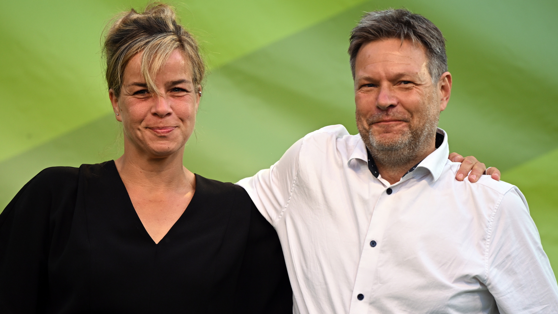 Die Landesvorsitzende der Grünen in NRW, Mona Neubaur, Arm in Arm mit Bundeswirtschaftsminister Robert Habeck. | dpa
