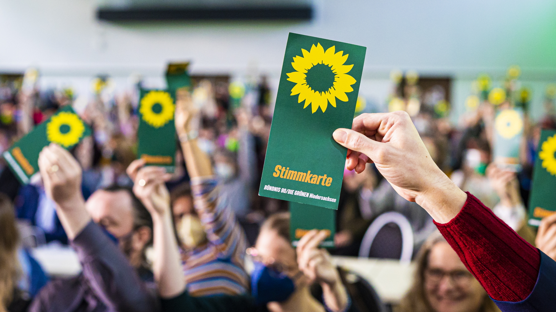 Delegierte stimmen beim Landesparteitag von Bündnis 90/Die Grünen Niedersachsen am 6.11.22 über den Koalitionsvertrag mit der SPD ab. | dpa