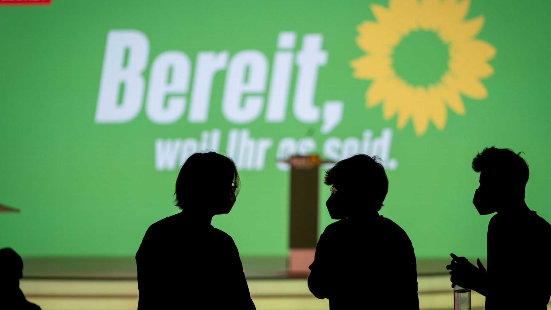 Silhouetten sind von Grünen-Mitgliedern bei der Bundesdelegiertenkonferenz ihrer Partei. | dpa
