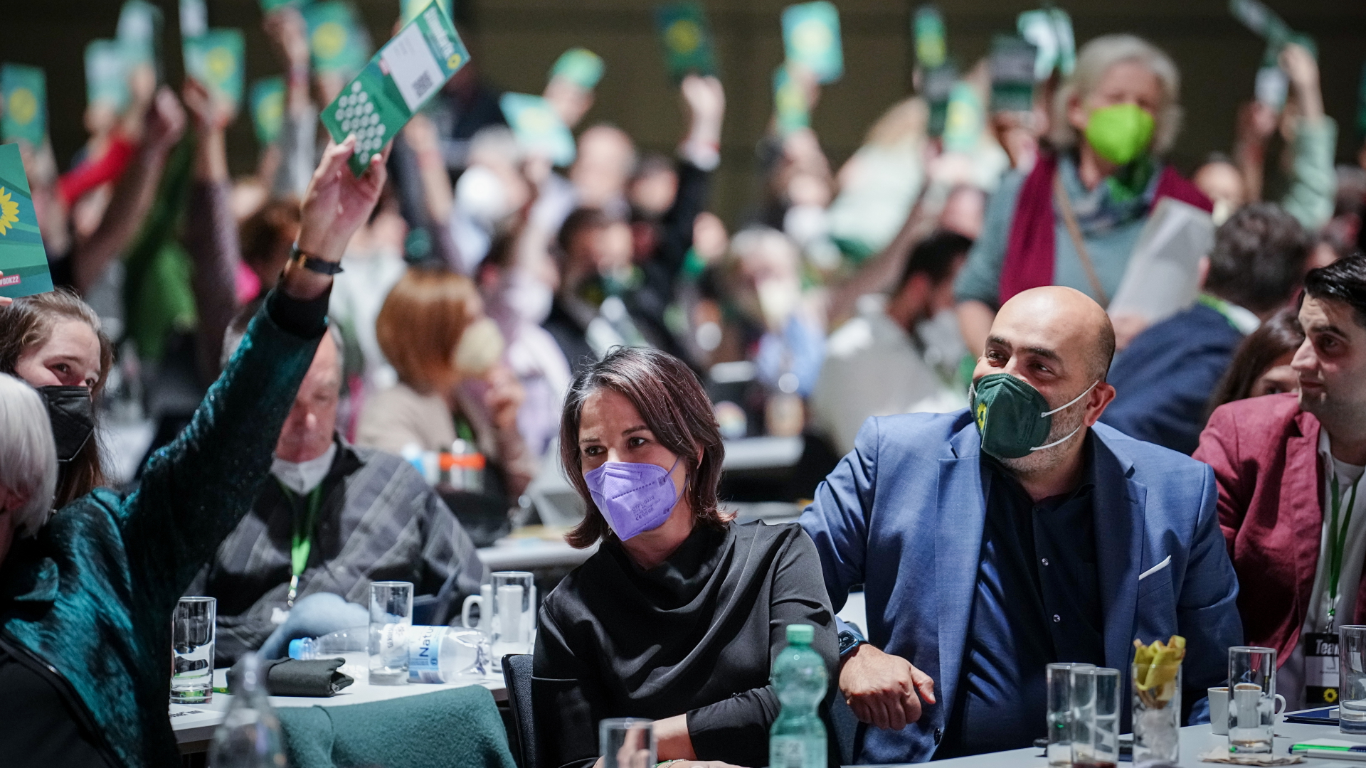 Annalena Baerbock und Omid Nouripour beobachten beim Bundesparteitag von Bündnis 90/Die Grünen eine Abstimmung. | dpa