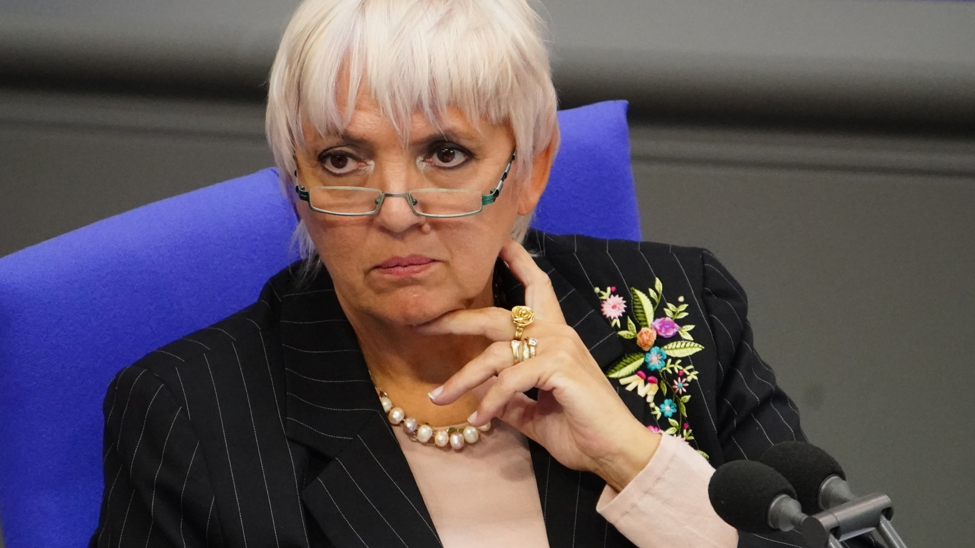 Die Grünen-Politikerin Claudia Roth während einer Bundestagsdebatte | CLEMENS BILAN/EPA-EFE/Shuttersto
