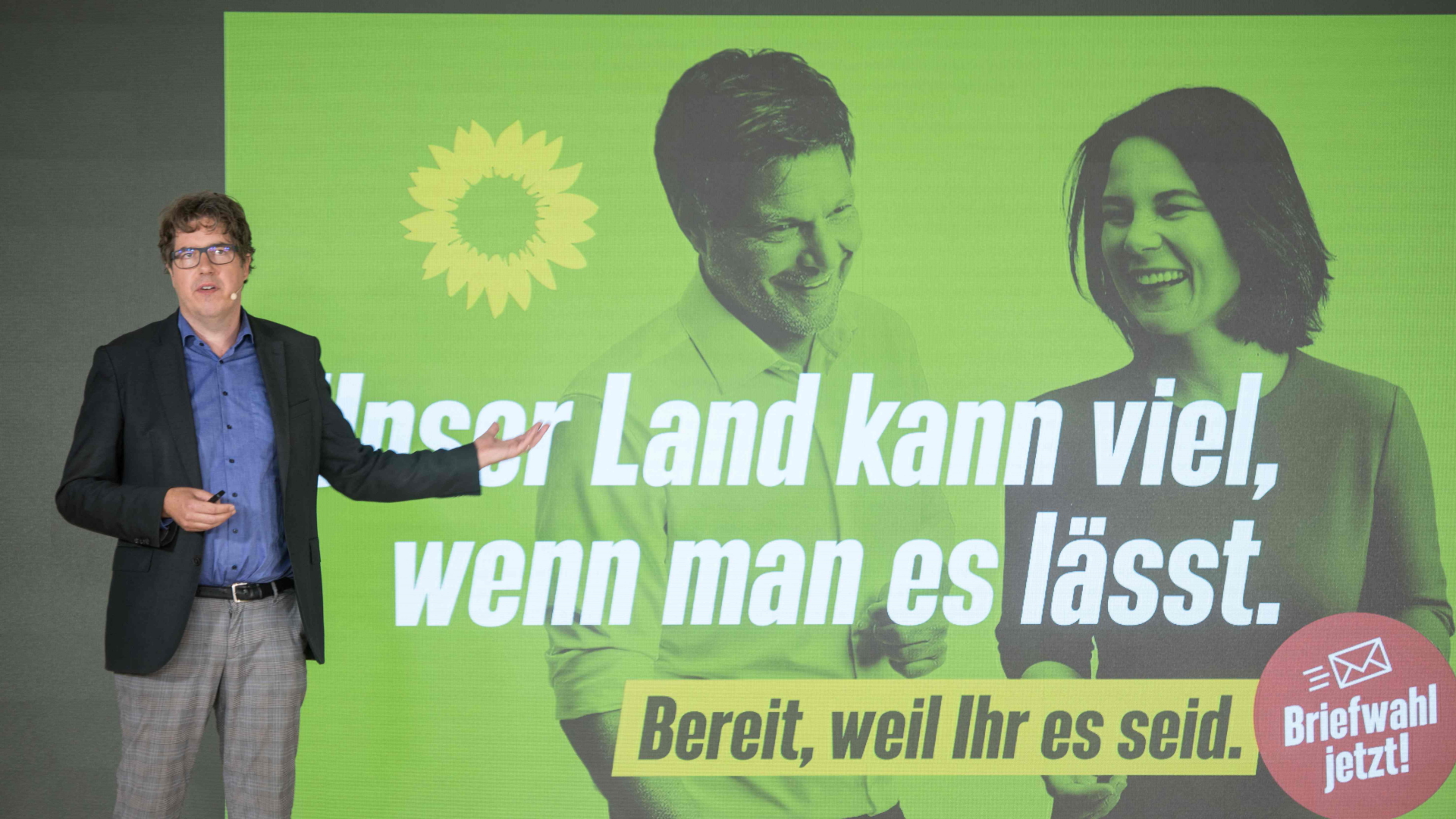 Habeck und Baerbock sind auf den Wahlplakaten der Grünen zu sehen. | AFP