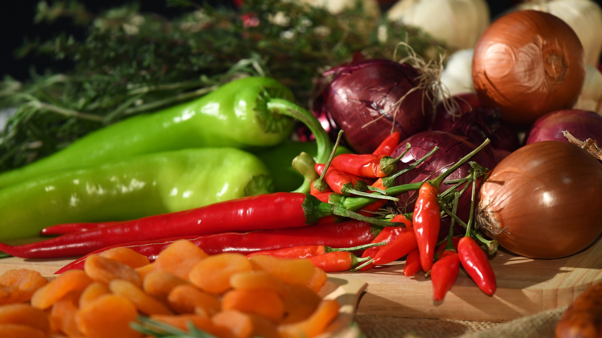 Verschiedene Sorten Paprika und anderes Gemüse  | dpa