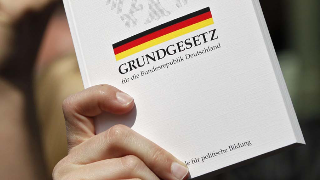 Das Grundgesetz der Bundesrepublik Deutschland | Bildquelle: dapd
