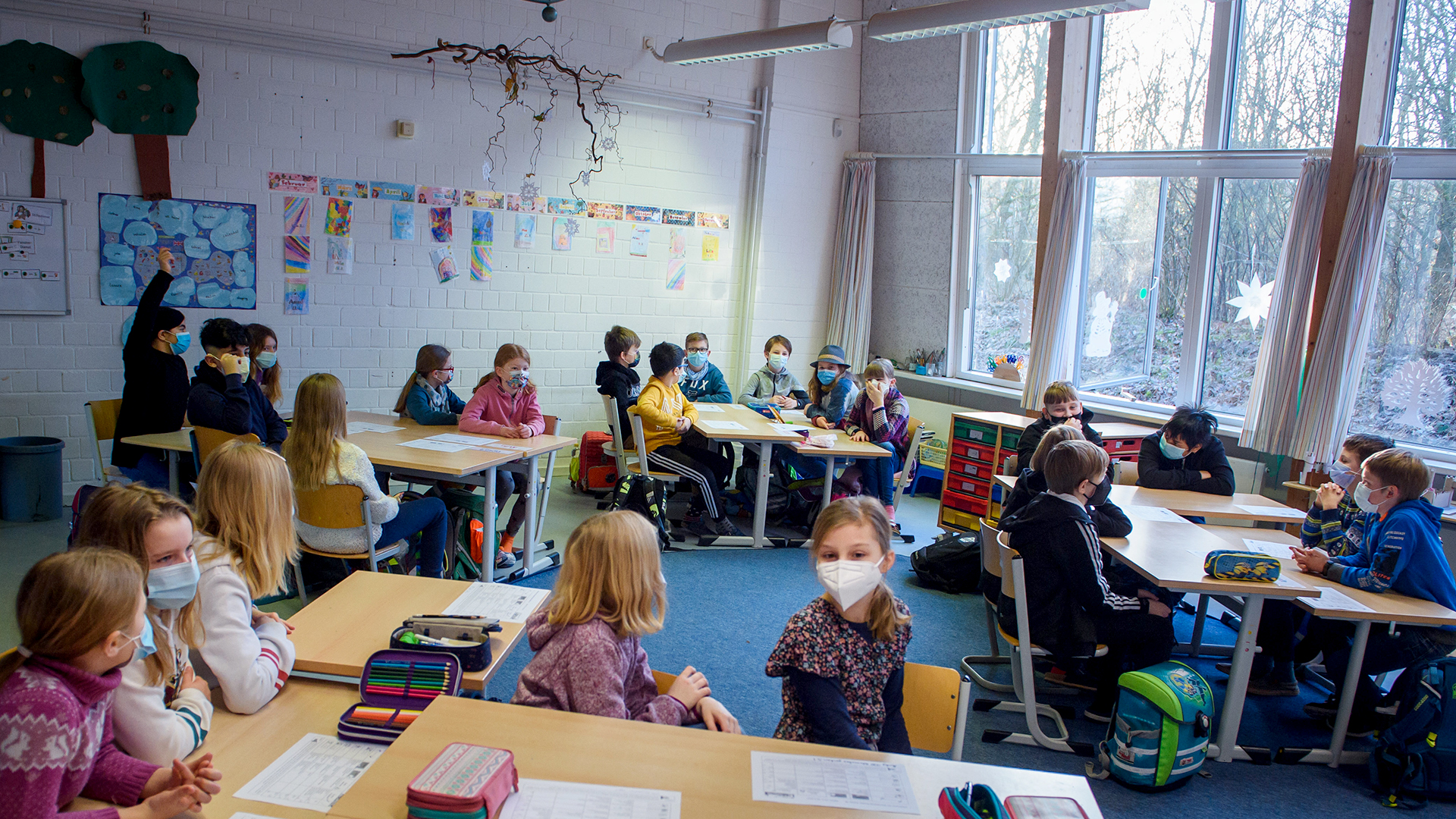 Schüler und Schülerinnen einer 4. Klasse sitzen im Unterricht an der Grundschule Russee in Kiel. | picture alliance/dpa
