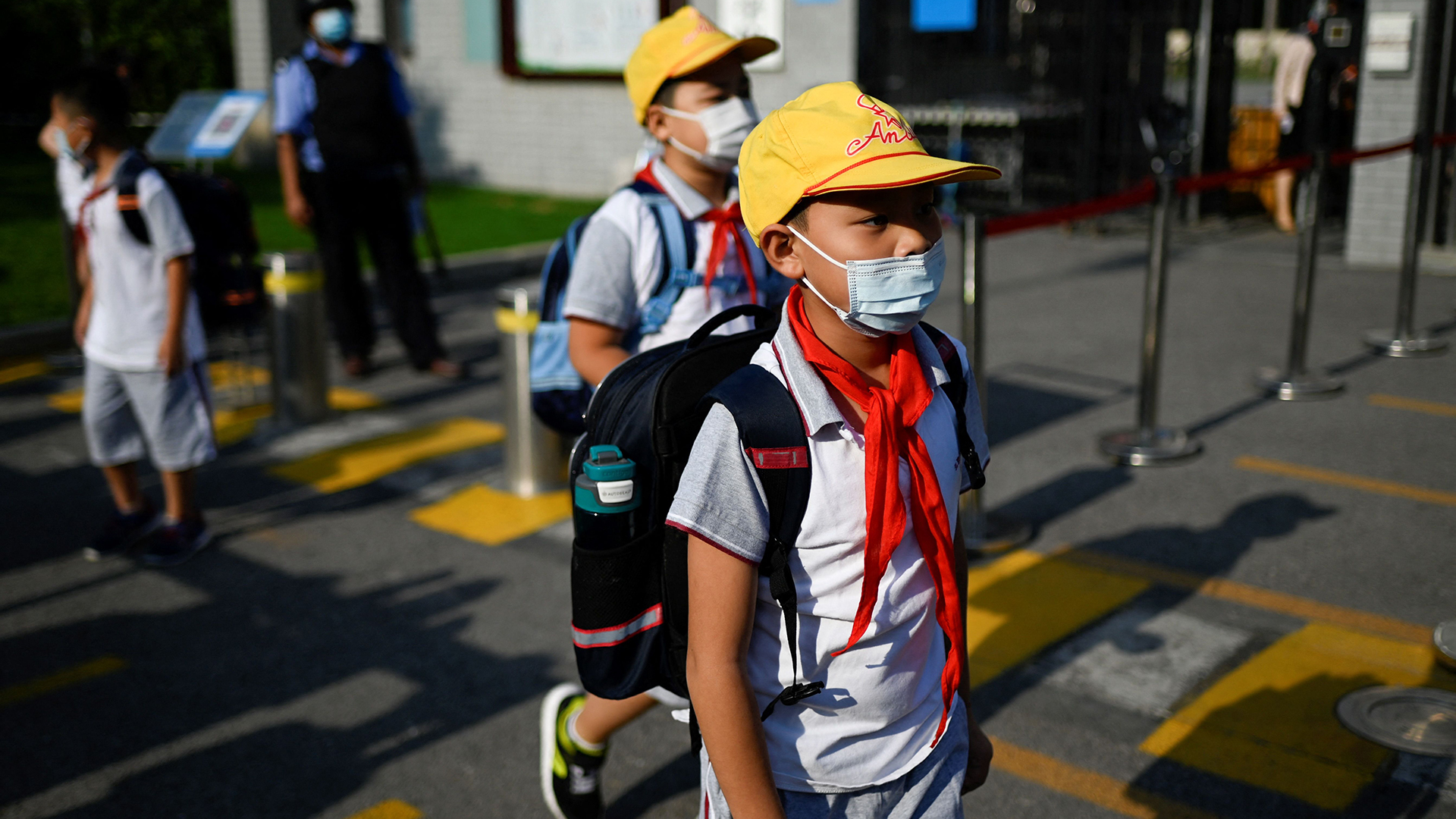Grundschüler kommen zum ersten Schultag des neuen Semesters an ihrer Schule in Peking an. | AFP