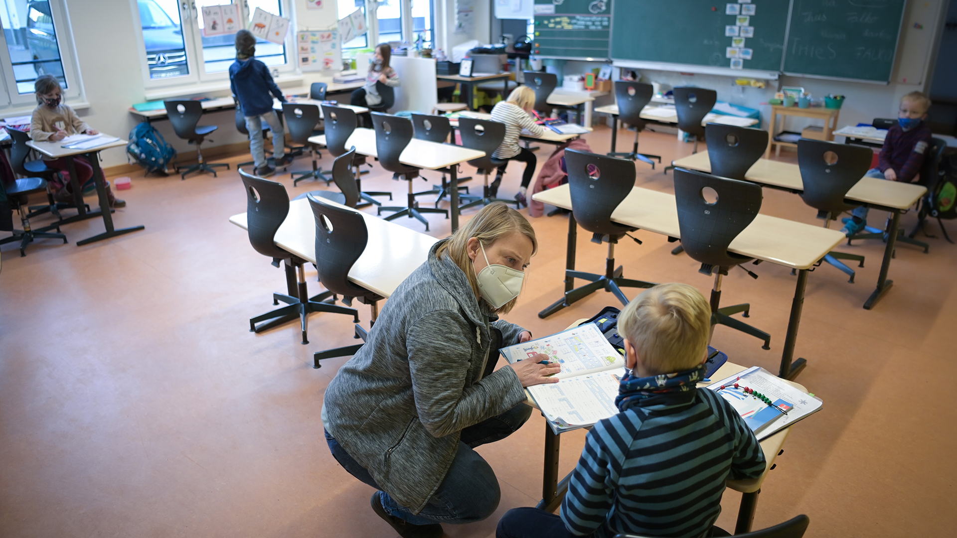 Eine Lehrerin spricht mit einem Schüler im Unterricht an einer Grundschule | dpa