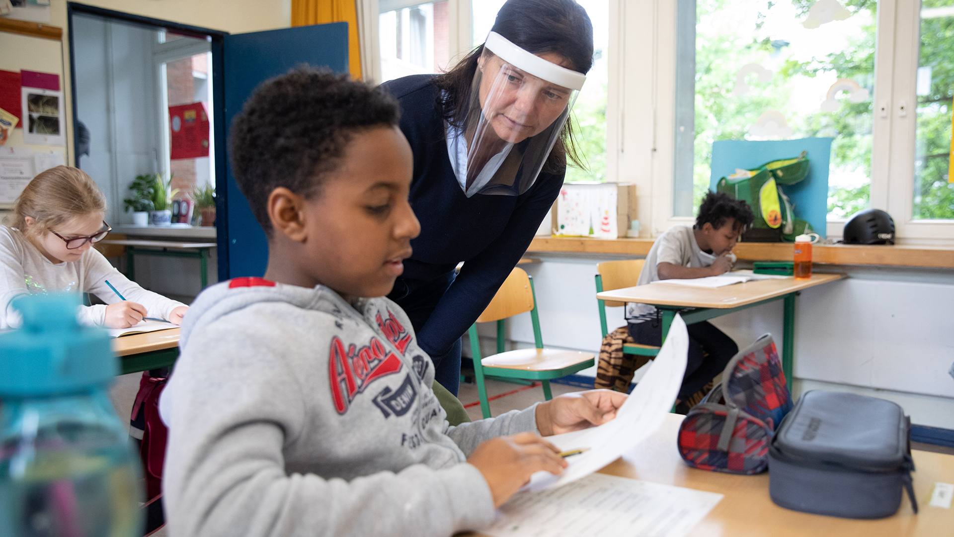 Eine Lehrerin unterichtet Schüler einer 4. Klasse in Hamburg