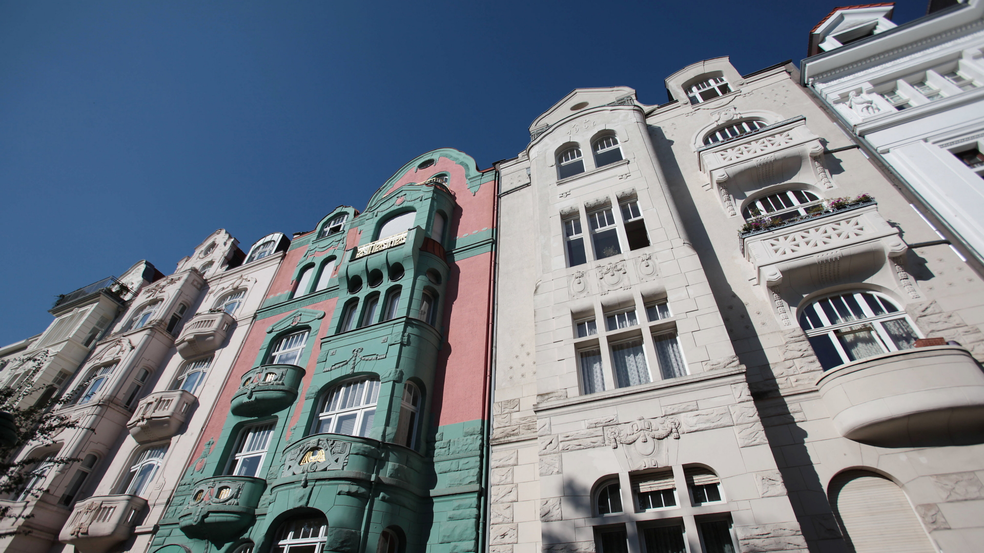 Die Fassaden von Wohnhäusern in der Kölner Südstadt | dpa