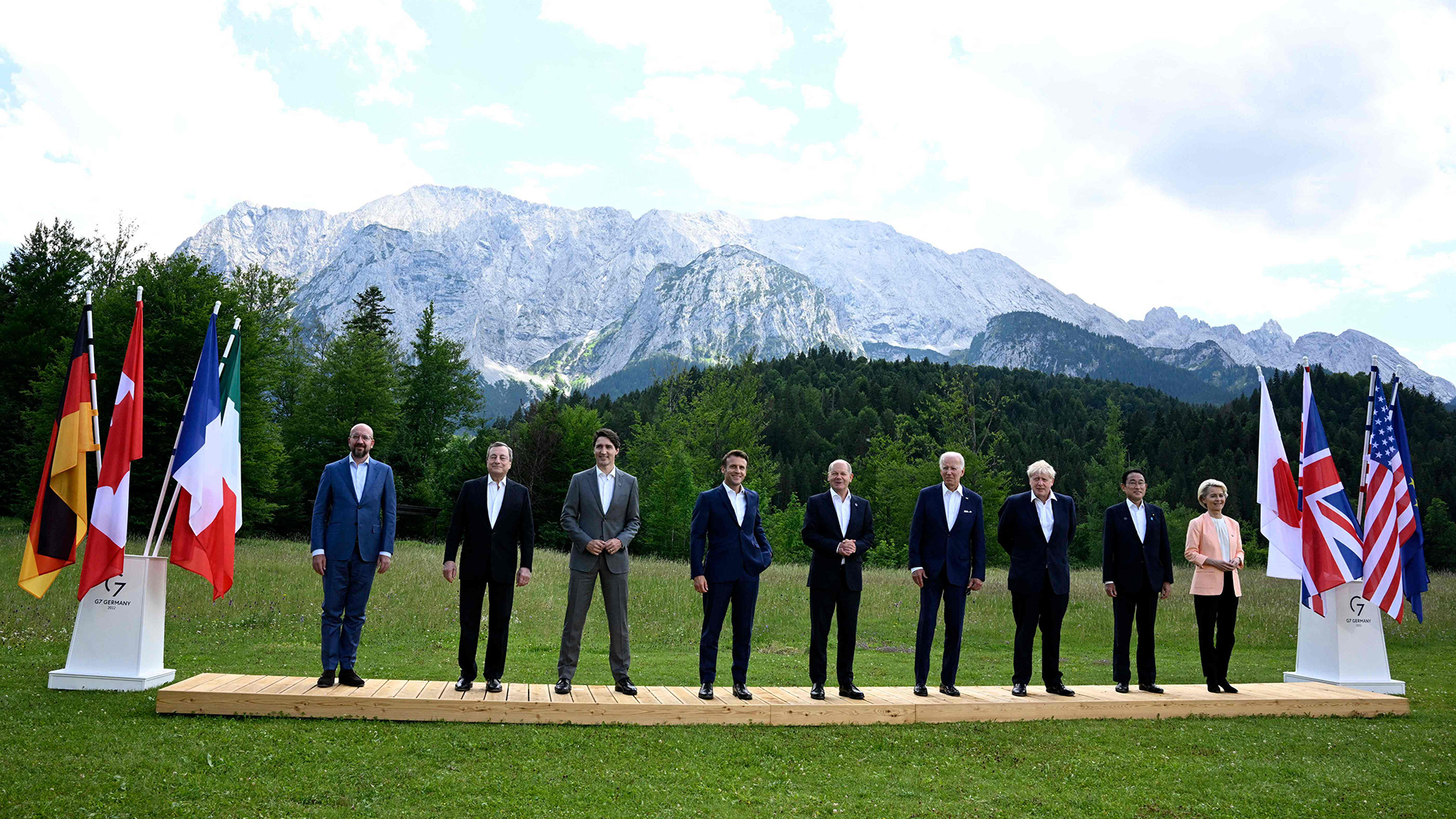 Die Regierungschefs der G7-Staaten und Vertreter:in der EU stehen nebeneinander, im Hintergrund die Berge