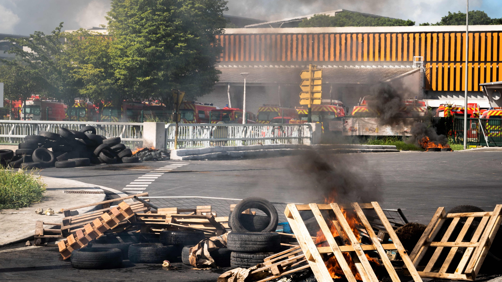 Eine brennende Barrikade im französischen Überseegebiet Guadeloupe. | AFP