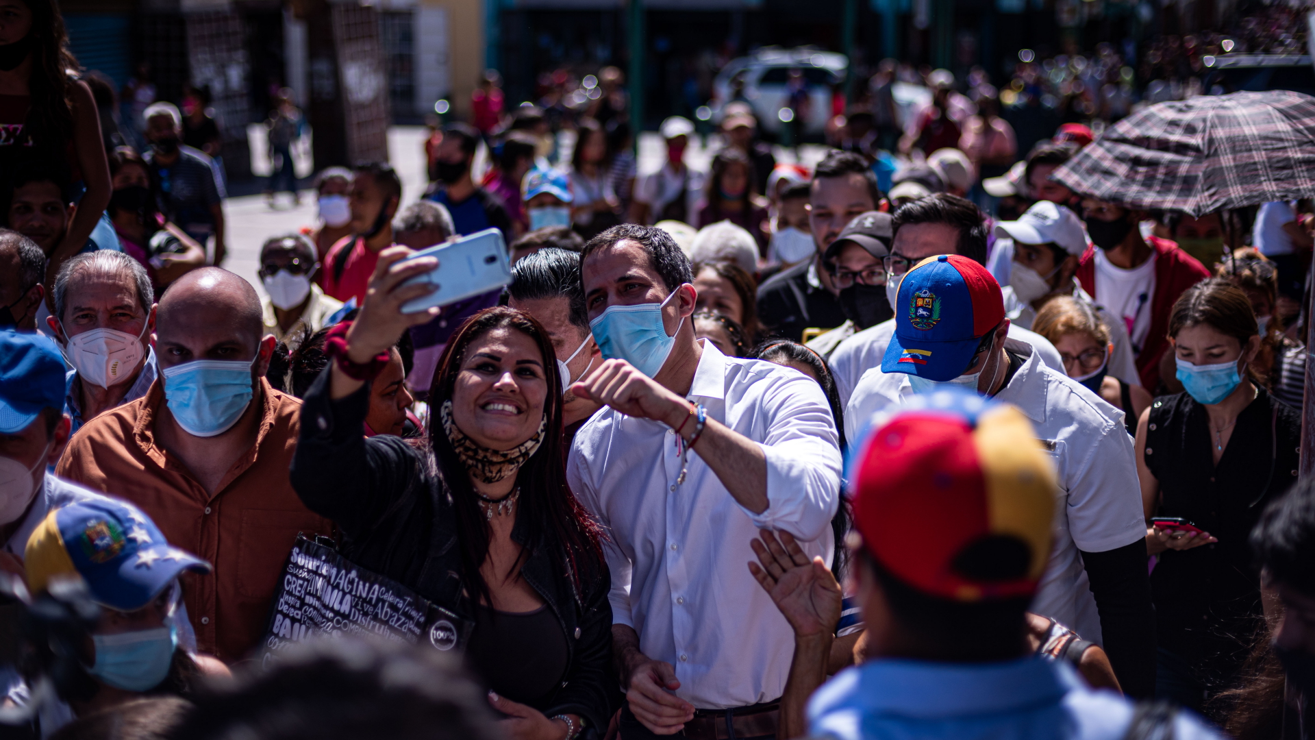 Der venezolanische Oppositionsführer Juan Guaidó lässt sich mit einer Unterstützerin fotografieren. | dpa