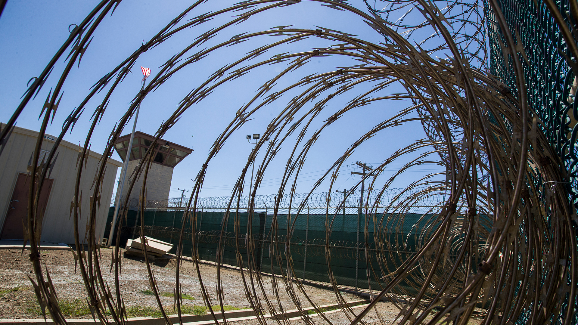 Der Kontrollturm ist durch den Stacheldraht im Inneren des Gefangenenlagers Camp VI im Marinestützpunkt Guantanamo Bay zu sehen.  | dpa