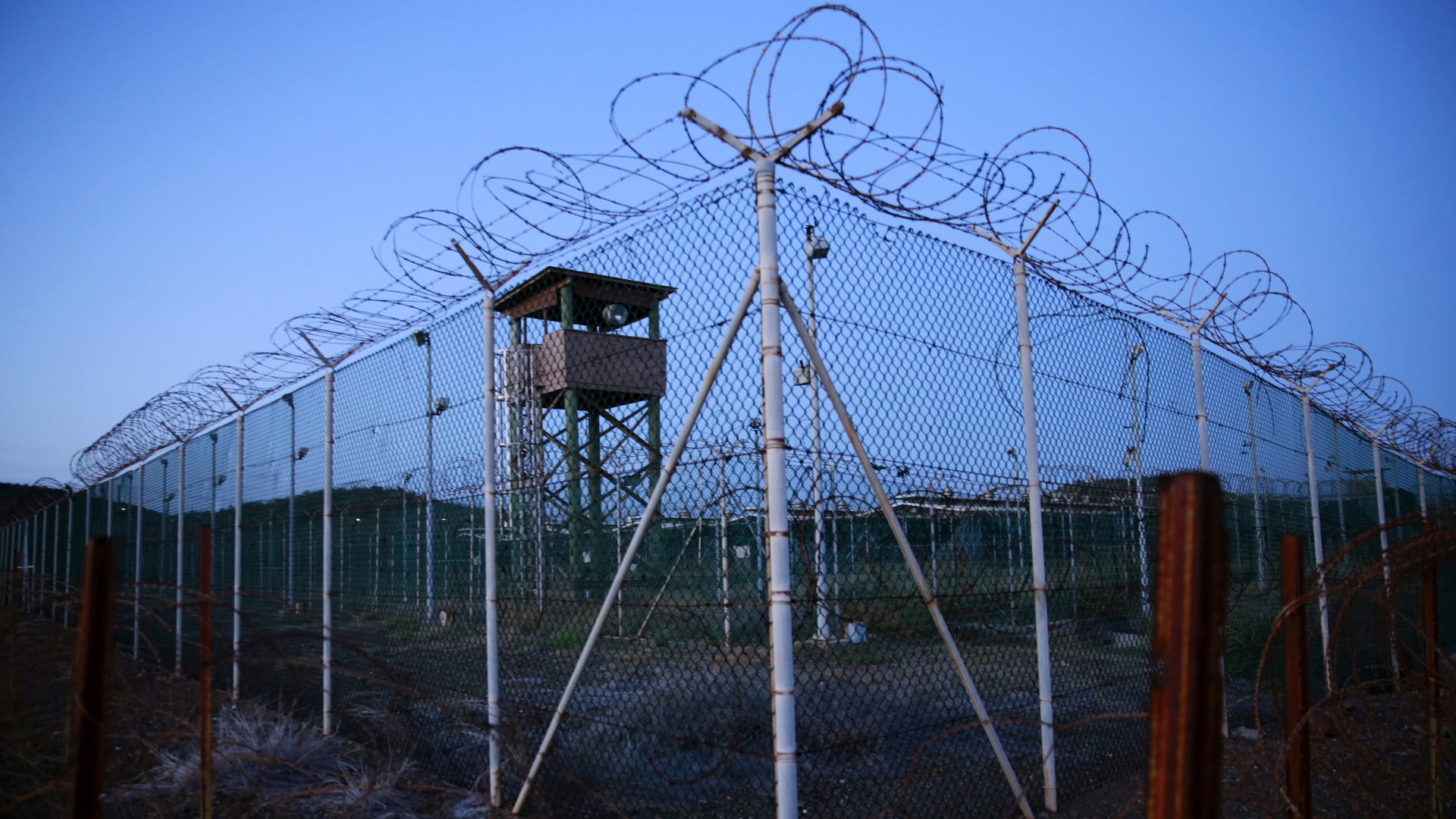 Zäune, Stacheldraht und ein Aussichtsturm auf dem Gelände des US-Gefangenenlagers Guantanamo | REUTERS