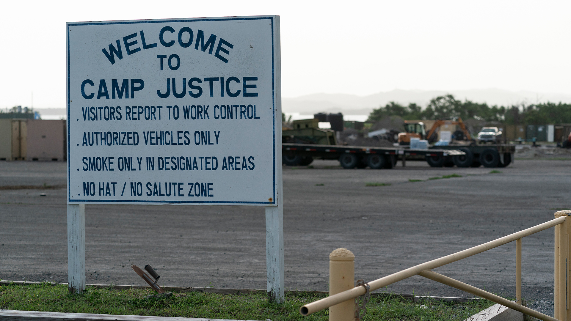 Auf einem Schild werden die Besucher von Camp Justice auf dem Marinestützpunkt Guantanamo Bay (Kuba) begrüßt. | dpa