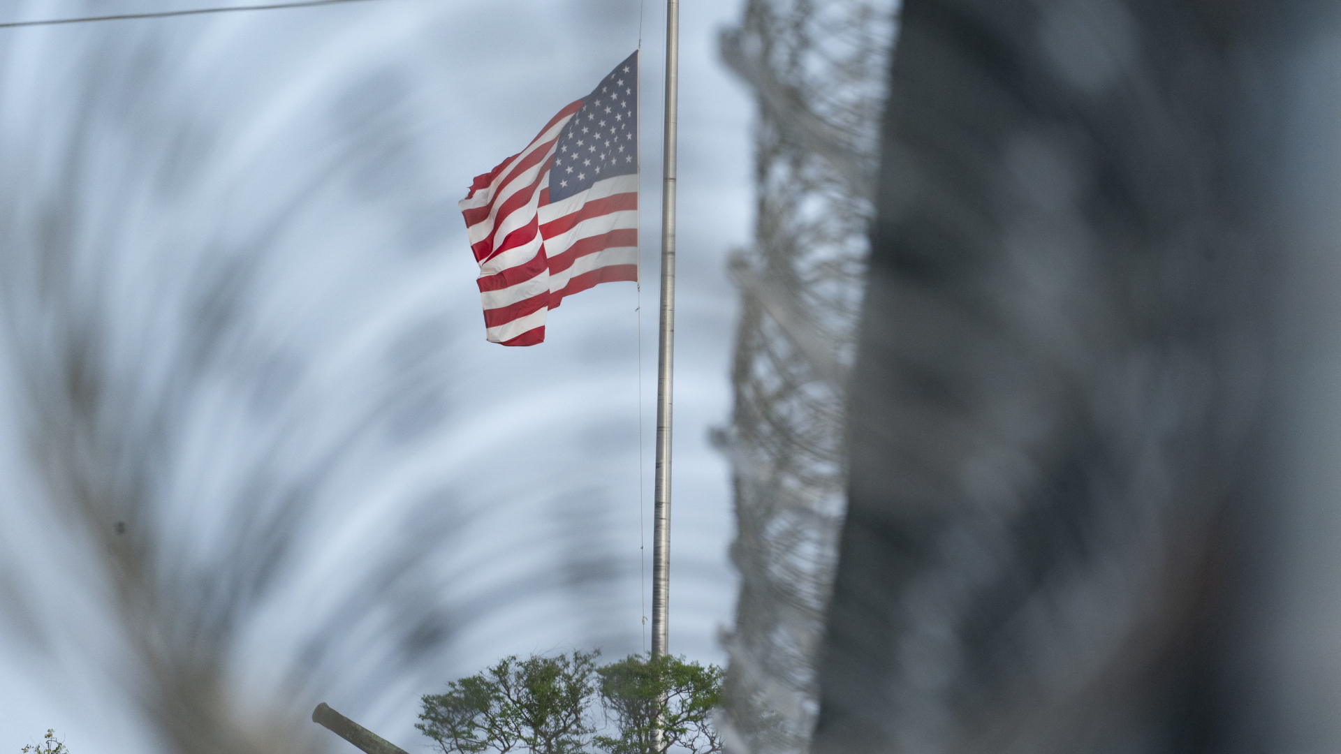 Die US-Flagge weht über dem Gefangenenlager Guantanamo. | AP