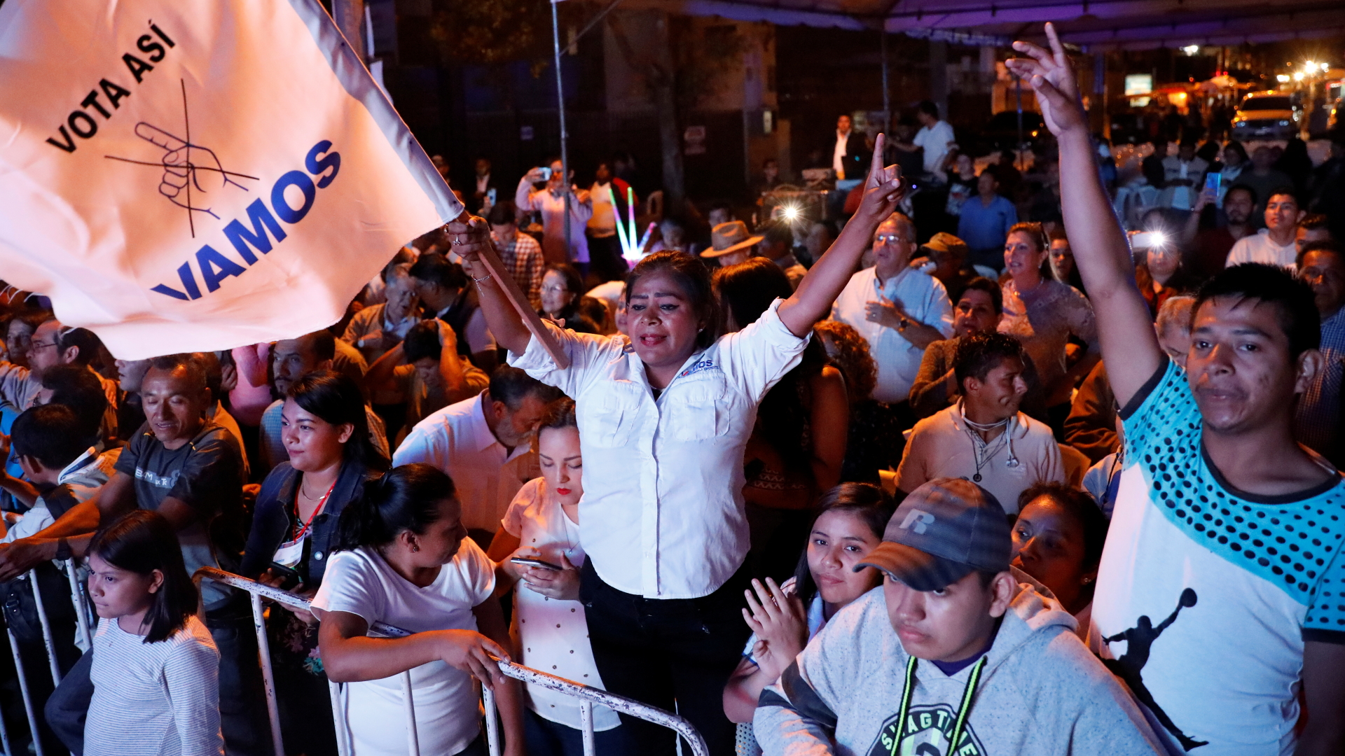 Anhänger von Giammatteis Partei Vamos feiern in der Hauptstadt seinen Wahlsieg. An der Stichwahl hatten sich nur 43 Prozent der Wahlberechtigten beteiligt. | REUTERS