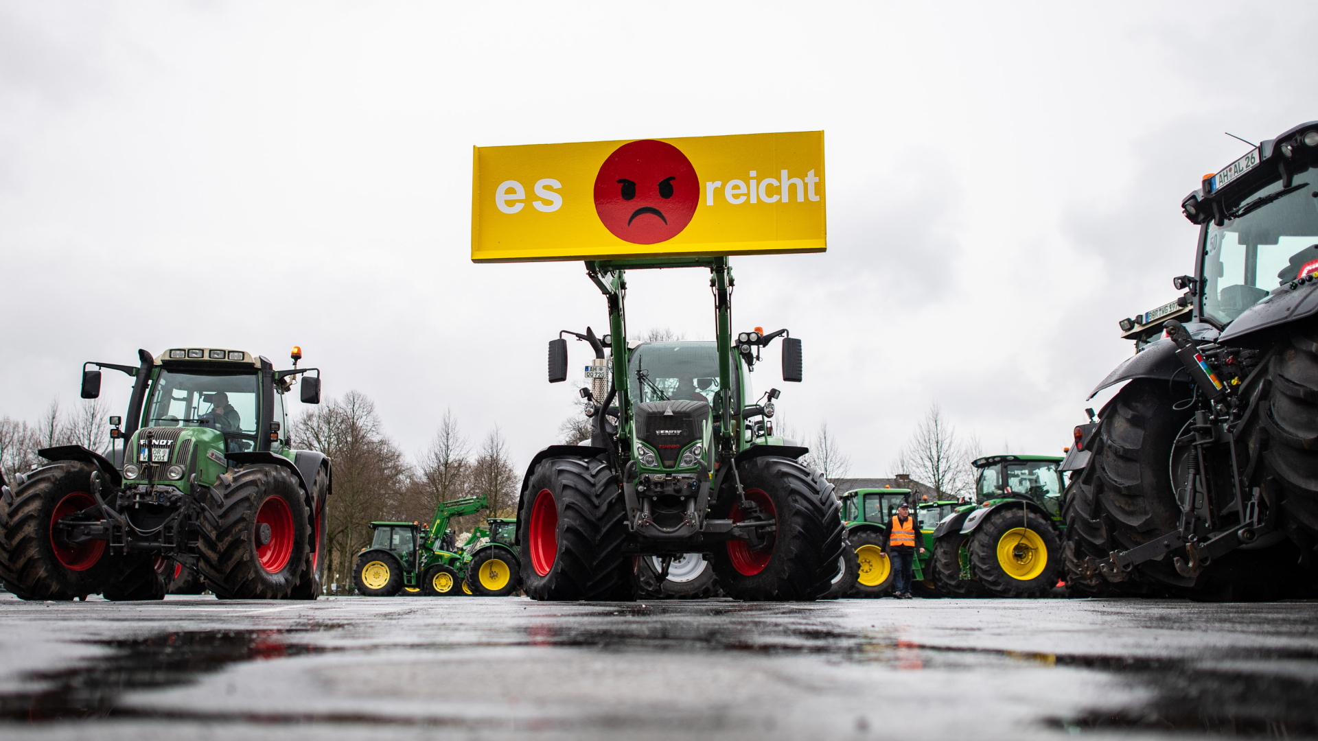 Landwirte protestieren mit ihren Traktoren und einem "Es reicht"-Schild. | dpa