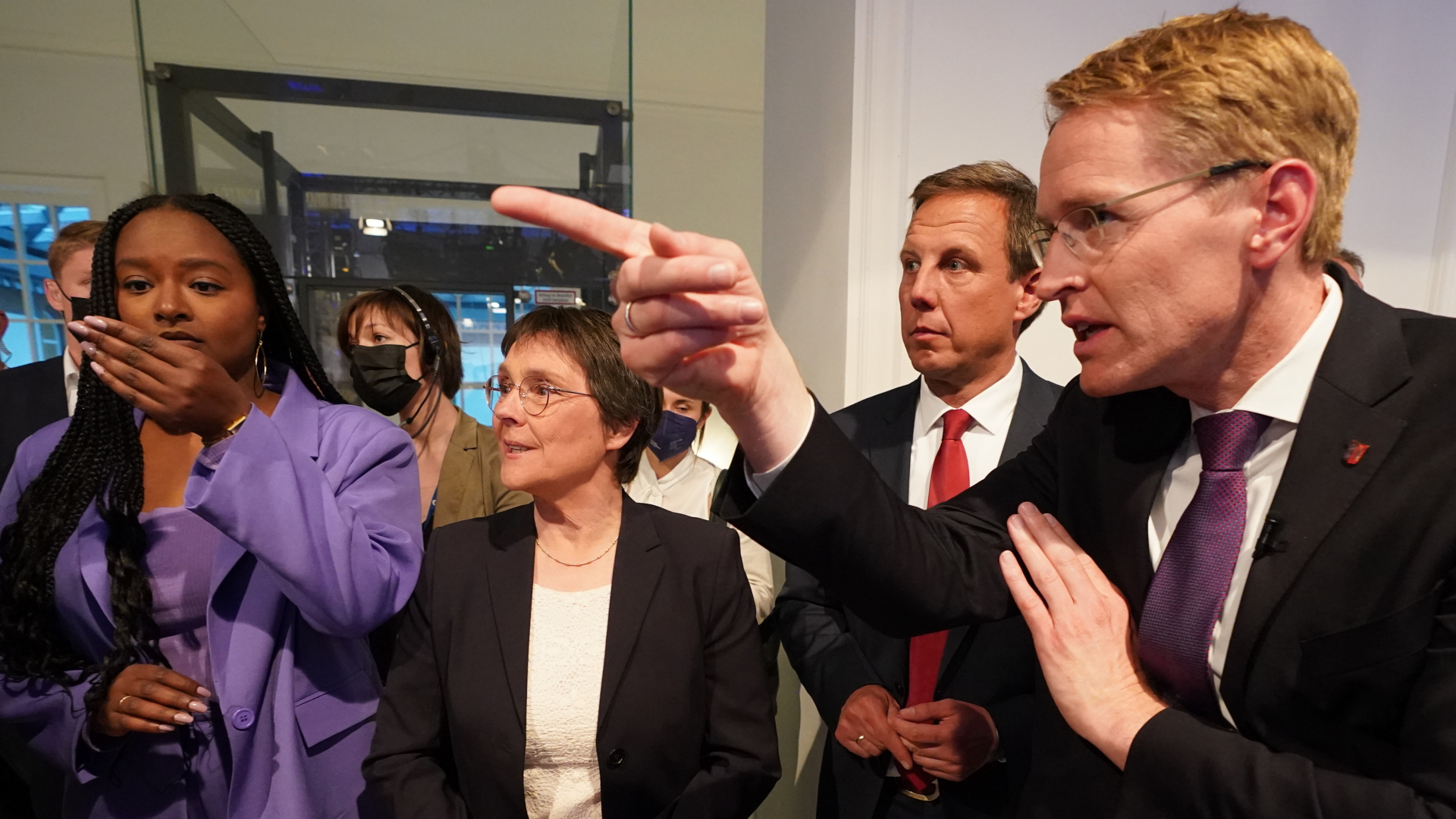 Wahlsieger Günther zeigt mit dem Finger Richtung Fernsehstudio