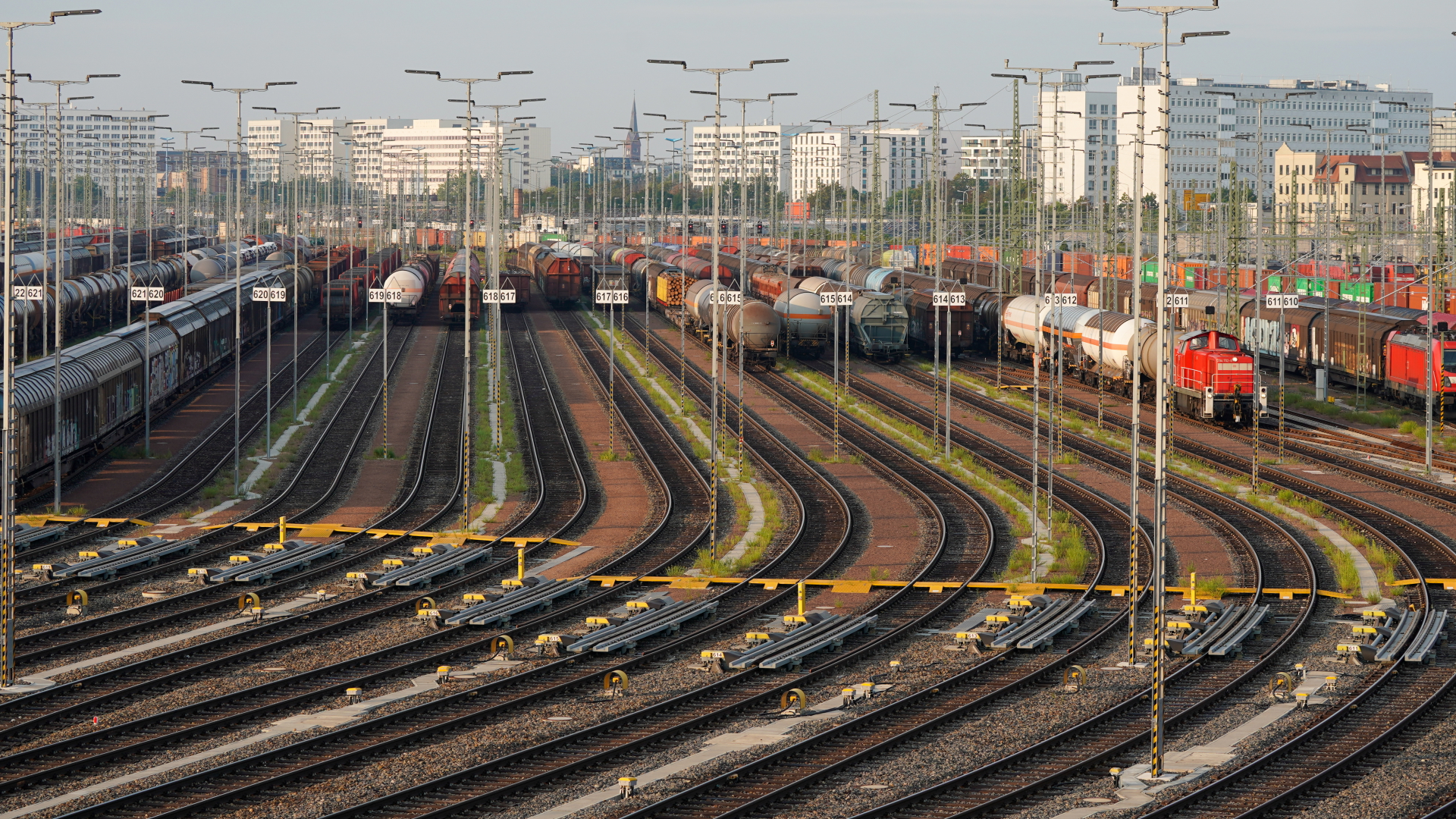Die Zugbildungsanlage für Güterzüge am Güterbahnhof in Halle. 