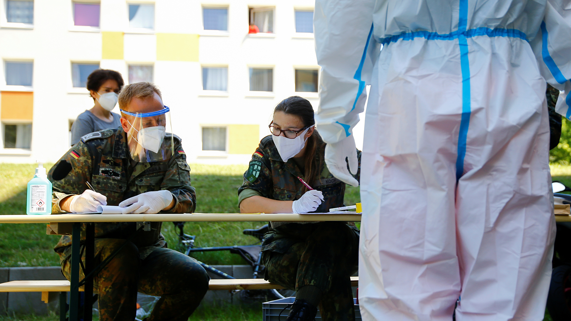 Mitglieder einer mobilen Testeinheit der Bundeswehr und des Deutschen Roten Kreuzes | REUTERS