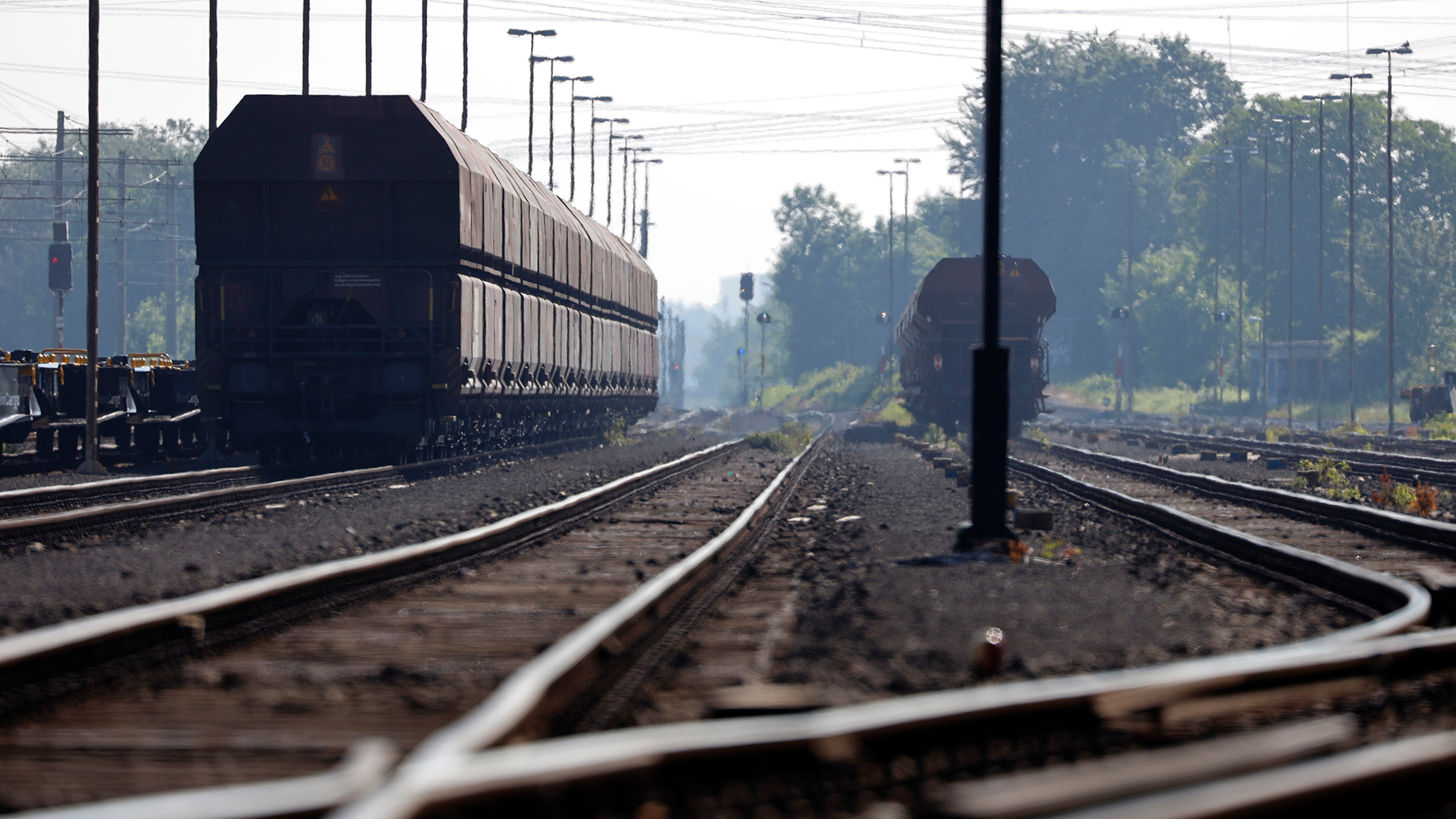 Güterwaggons auf einem Rangiergleis am Bahnhof Frechen. | picture alliance / Geisler-Fotop