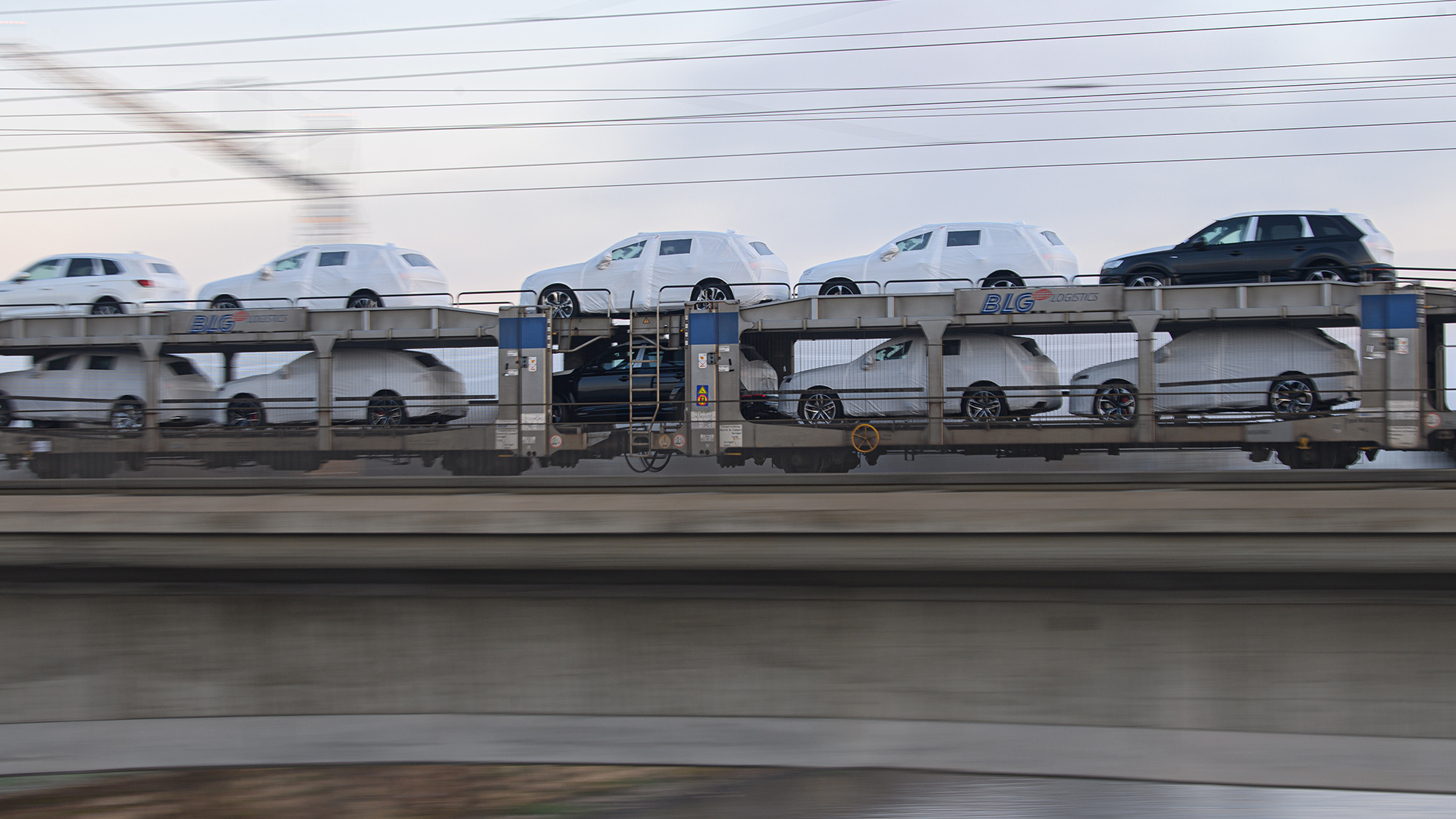 Ein Güterzug mit Neuwagen fährt am Morgen über die Marienbrücke. (Archivbild: 26.04.2021) | picture alliance/dpa/dpa-Zentral