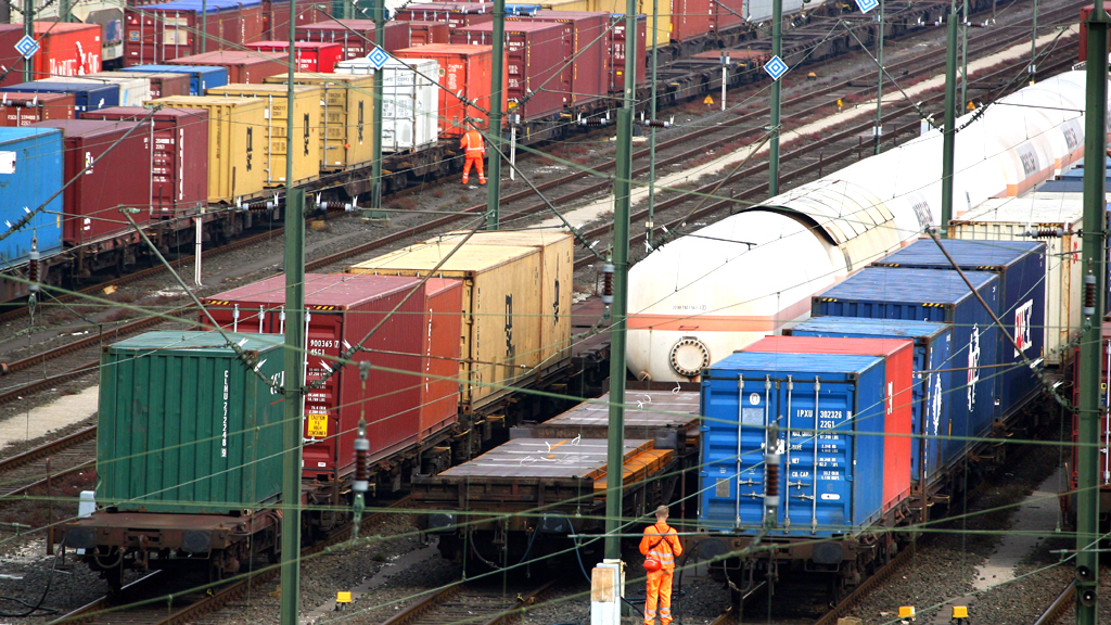 Güterzüge und leere Gleise
