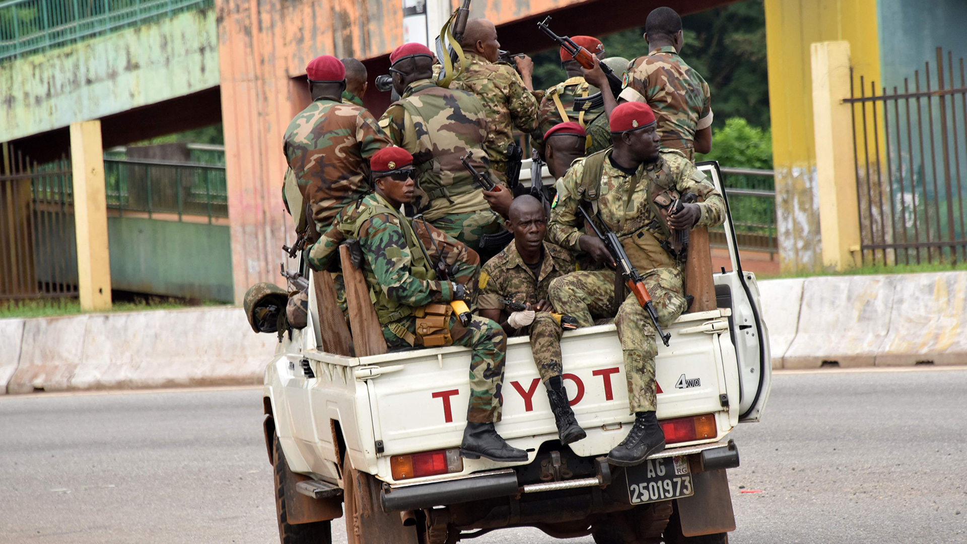Angehörige der Streitkräfte Guineas fahren durch das zentrale Viertel Kaloum in Conakry, Guinea. | AFP