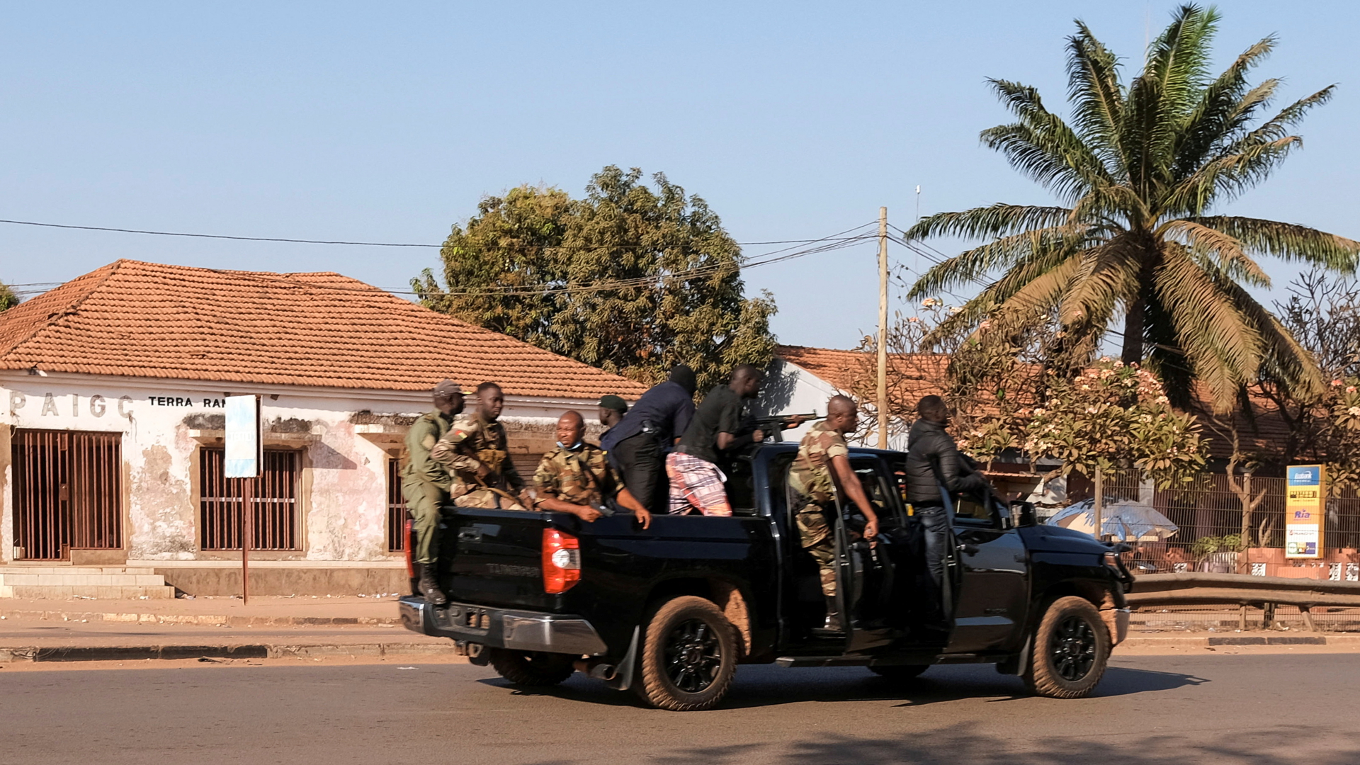 Bewaffnete Soldaten fahren um den Präsidentenpalast in Bissau. | REUTERS