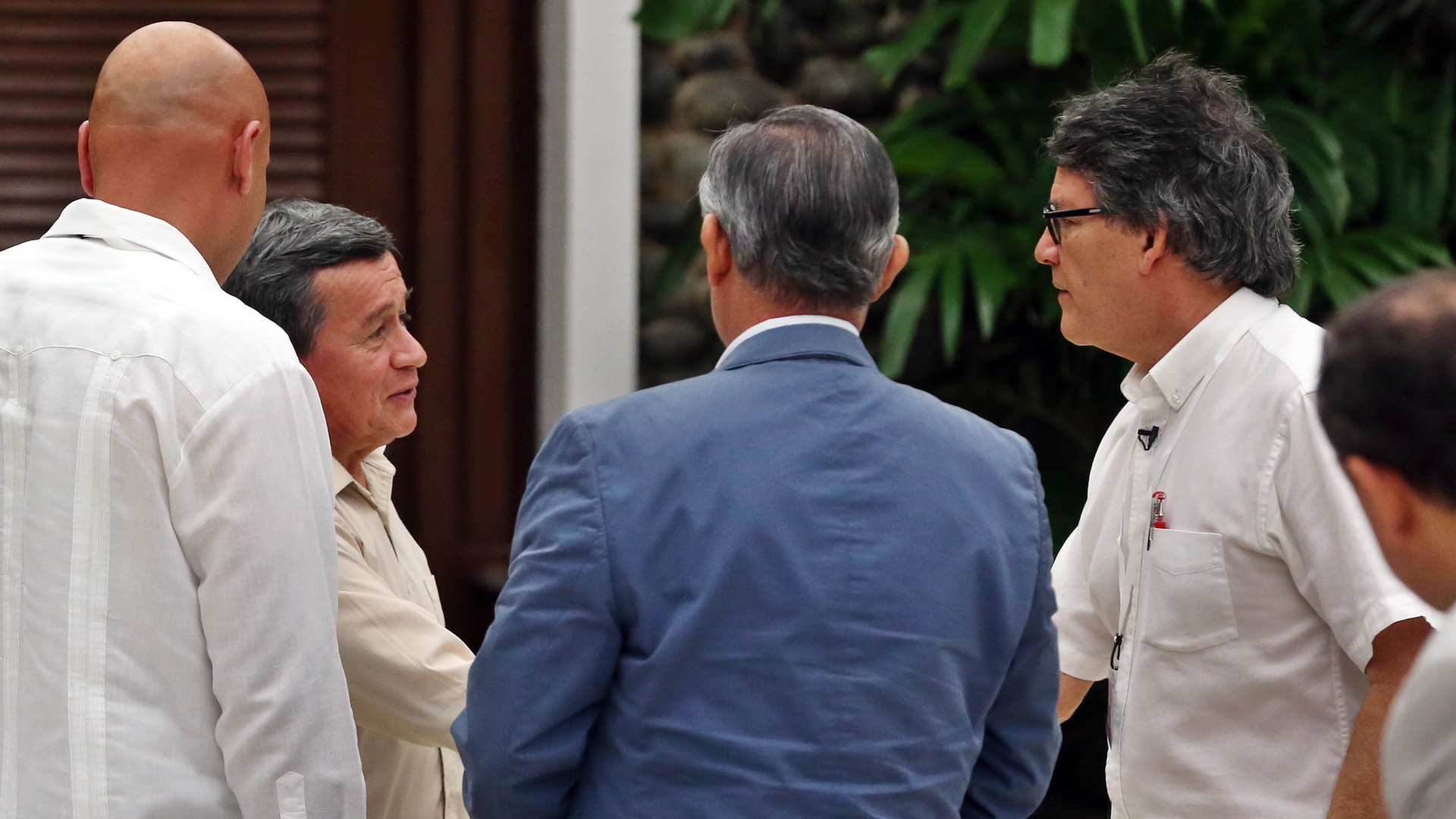 Der ehemalige Vizepräsident und Chefunterhändler Gustavo Bell, rechts, bei Gesprächen im Mai dieses Jahres in Havanna.