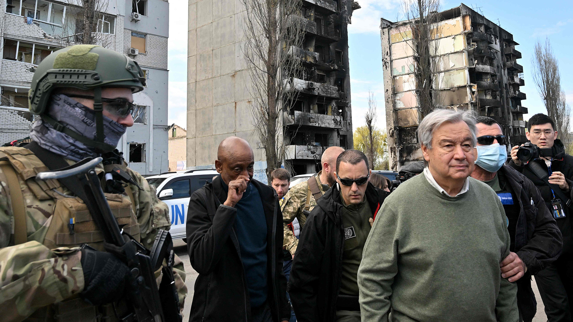 António Guterres besichtigt die zerstörte Siedlung Borodianka. | AFP
