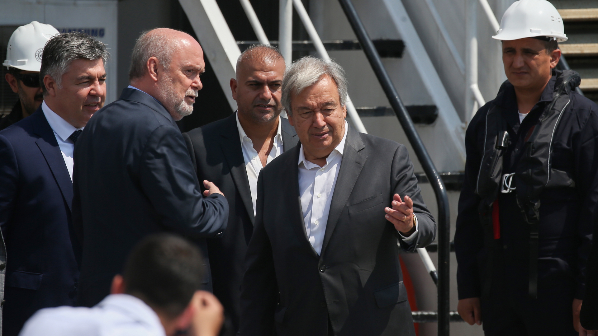 António Guterres inspiziert im Hafen von Istanbul ein Schiff mit Getreide aus der Ukraine | EPA