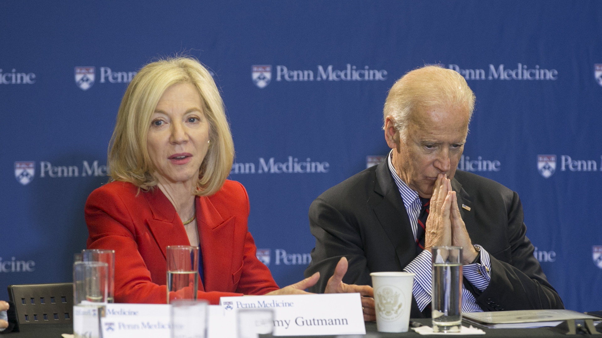 Amy Gutmann - hier mit dem damaligen Vizepräsidenten Joe Biden 2016 bei einem Fachgespräch über Krebsforschung | dpa