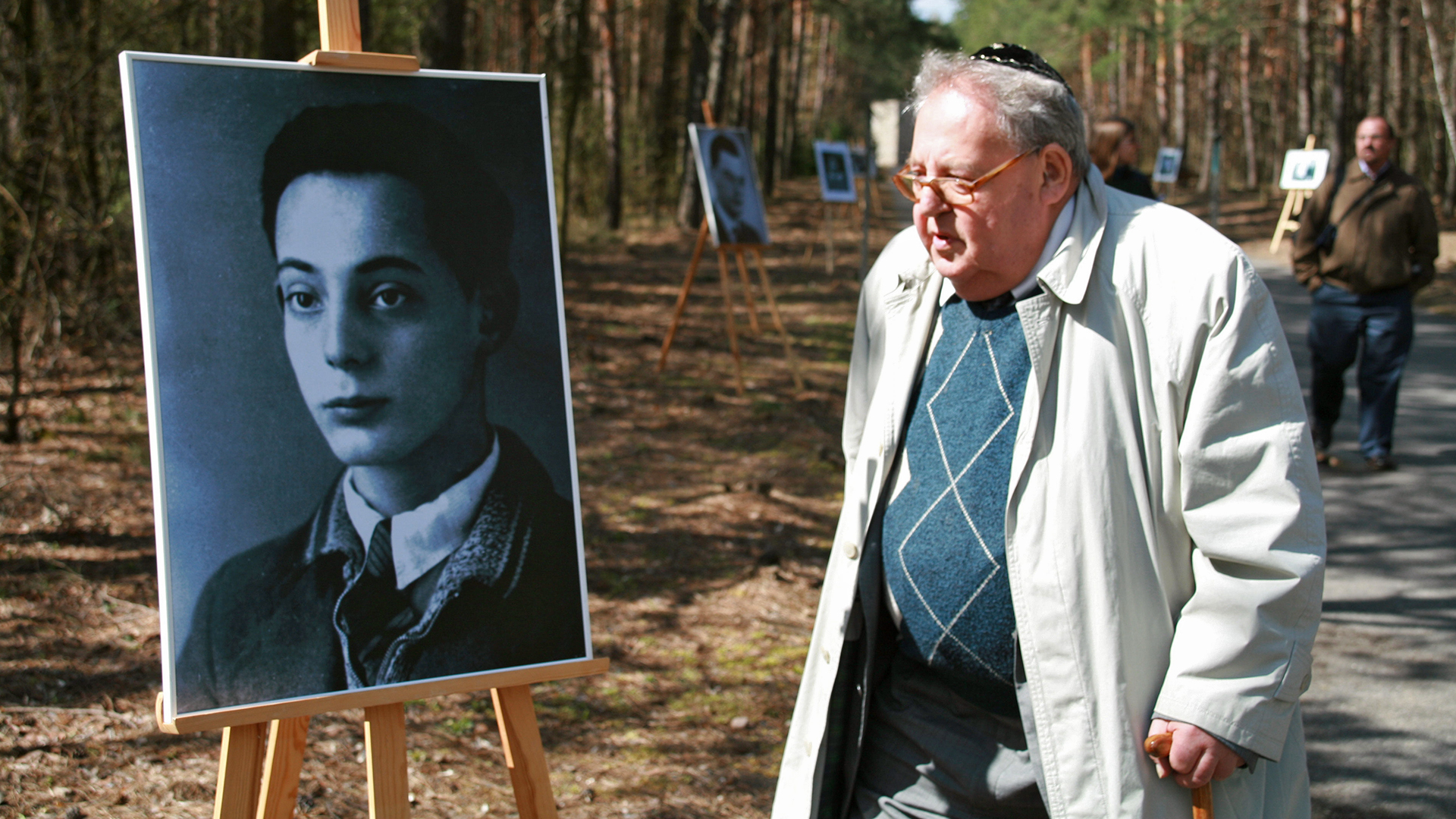 Kurt Gutmann in Sobibor, neben dem Bild seines ermordeten Bruders (Archiv 2006) | Bildungswerk StanisÅaw Hantz e.