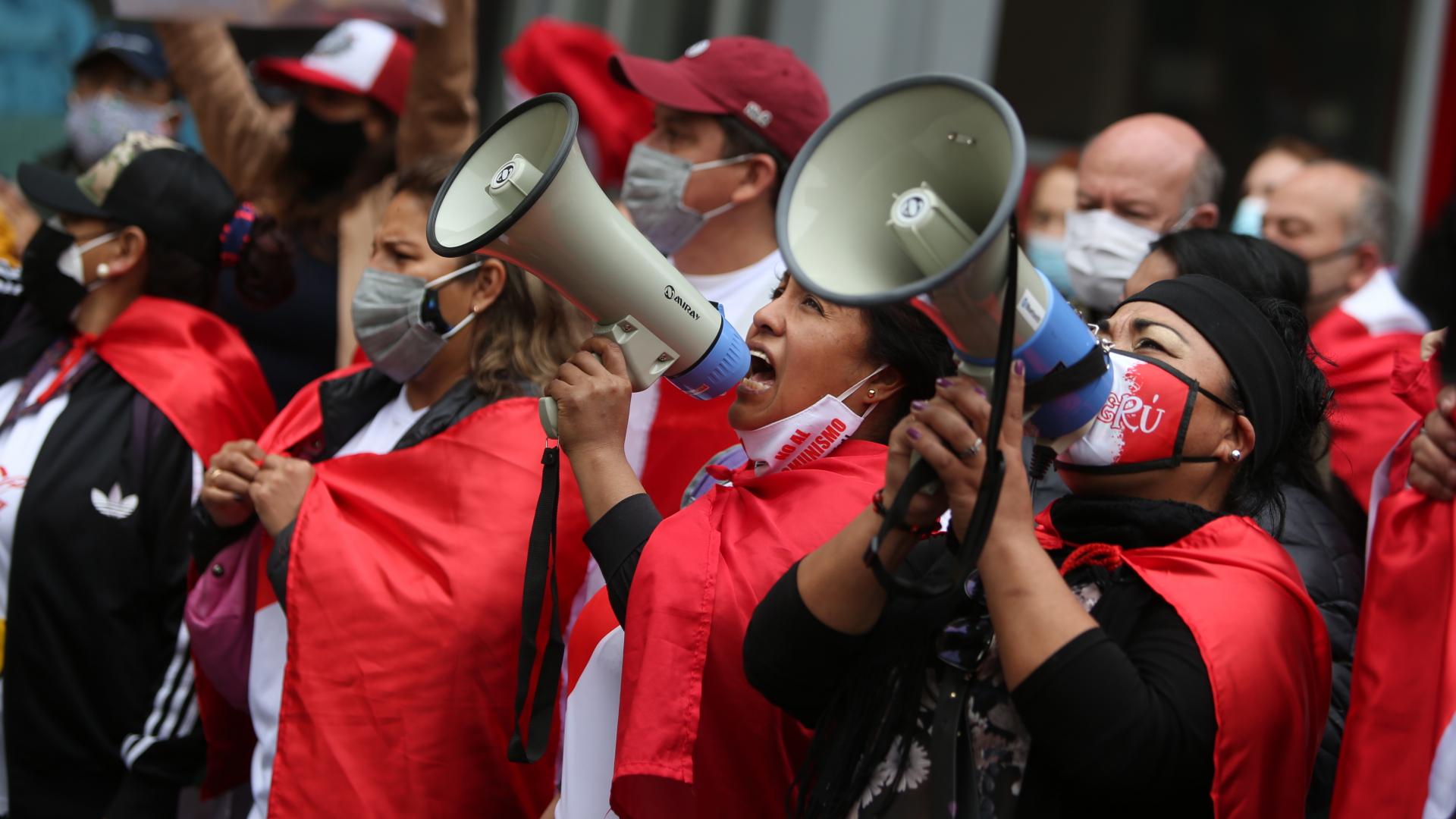 Frauen bejubeln mit ihren Megafonen den Tod des peruanischen Guerilla-Anführers Guzmán. | dpa