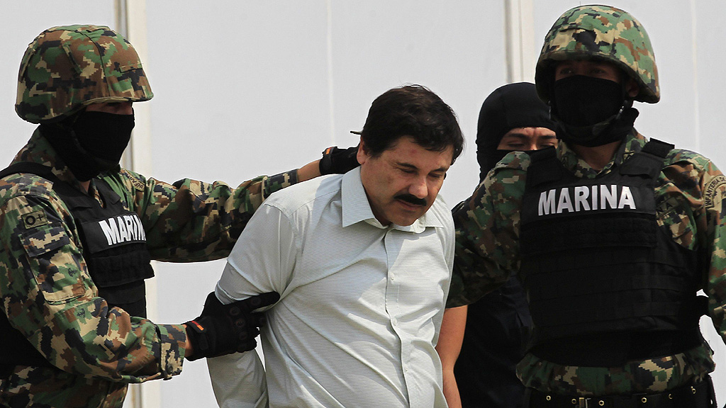 Soldaten führen Joaquín "El Chapo" Guzmán in Mexiko Stadt ab. | REUTERS