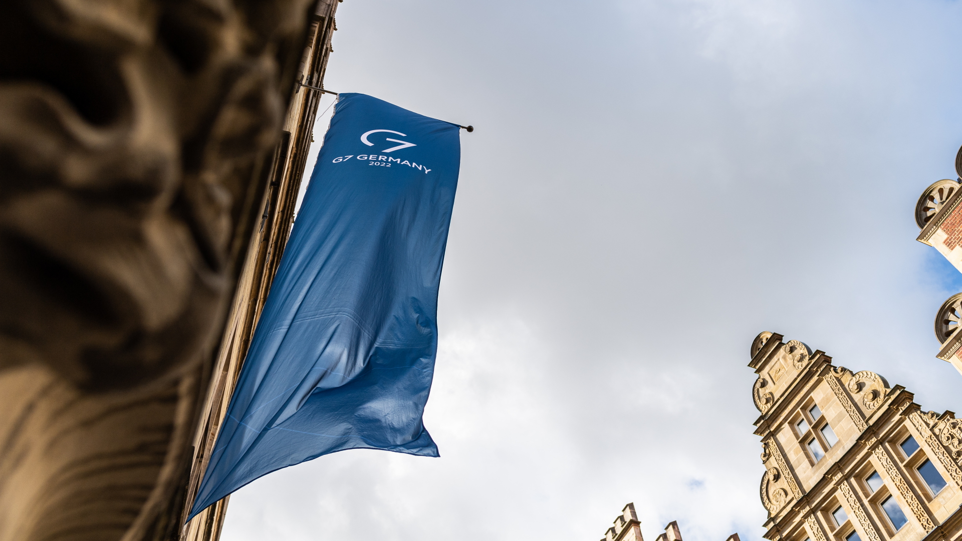 An der Fassade des Historischen Rathauses in Münster, wo sich die Teilnehmer der G7 treffen, weht eine G7 Fahne.