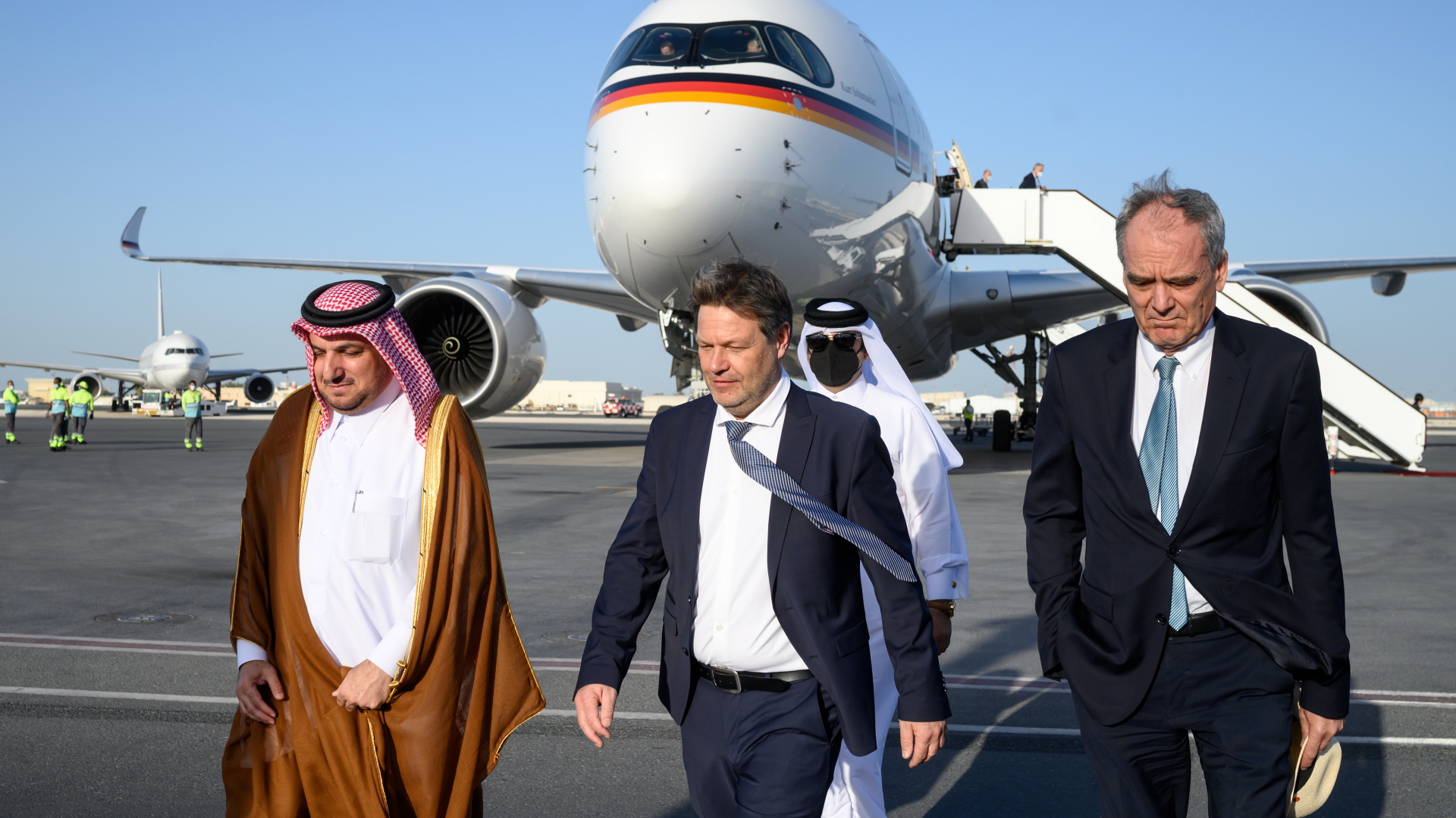 Bundeswirtschaftsminister Habeck kommt auf dem Flughafen in Katar an | dpa